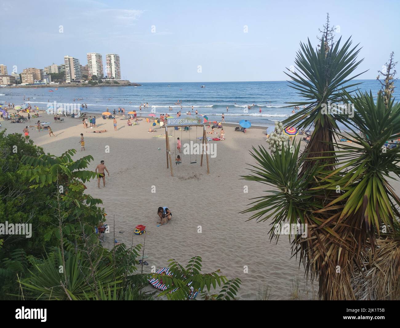 Plage. Vue aérienne sur la plage à Oropesa del Mar, à Castellón. Mer Méditerranée. Plage pleine de personnes, de baigneurs et de touristes appréciant la journée chaude Banque D'Images