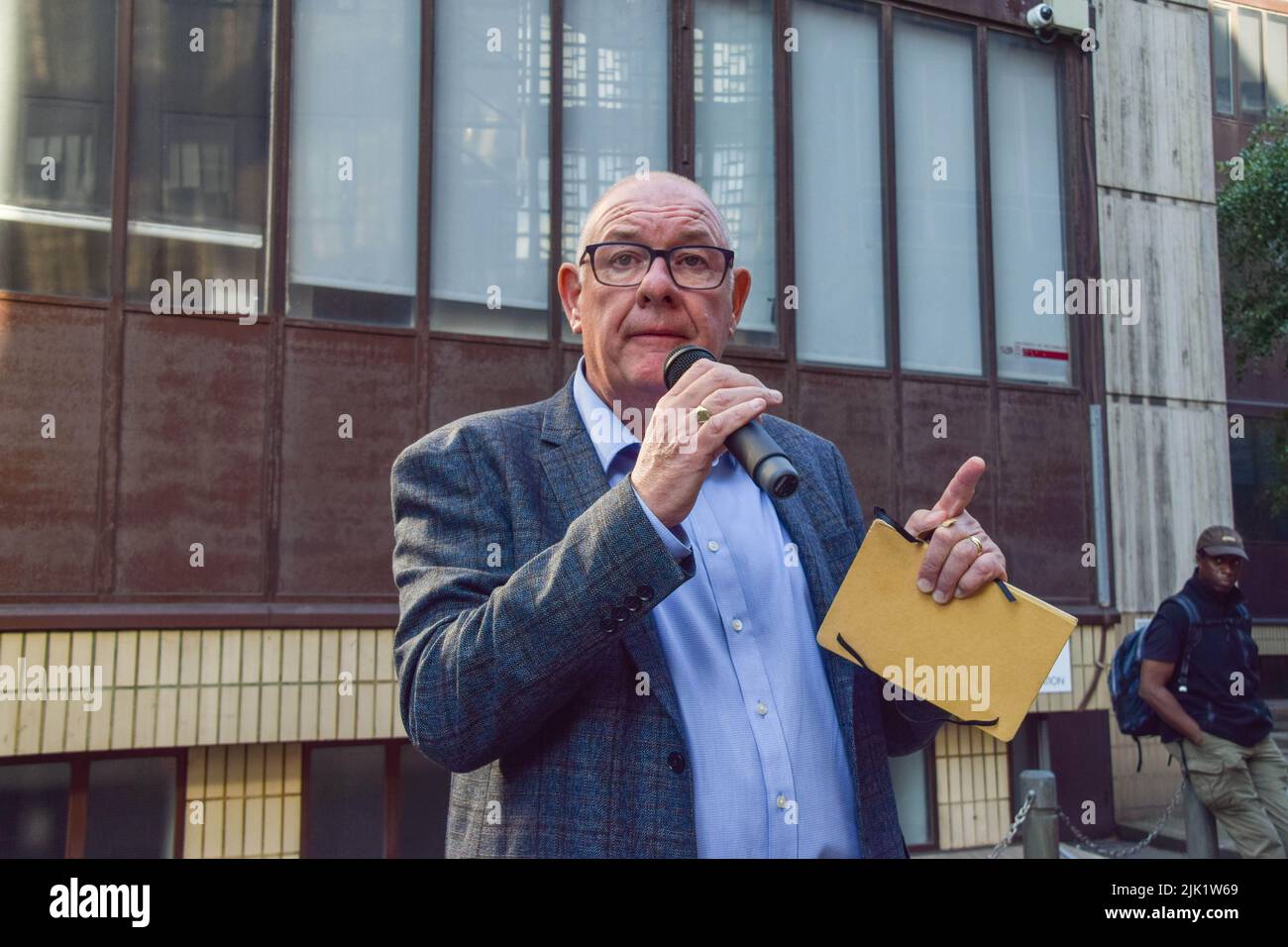 Londres, Royaume-Uni. 29th juillet 2022. Le secrétaire général de l'UCF (Syndicat des travailleurs et travailleuses des communications), DAVE WARD, parle au piquet de grève à l'extérieur de la tour BT. Des milliers d'employés de BT et d'OpenReach ont organisé des présentations sur salaire. Crédit : ZUMA Press, Inc./Alay Live News Banque D'Images