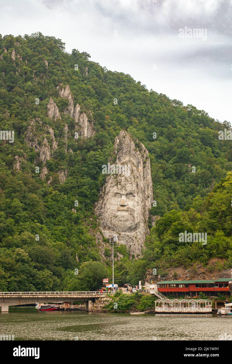 En naviguant à travers les portes de fer du Danube, vous verrez peut-être une sculpture du visage d'un homme. C'est l'ancien roi Dacien, Decebalus de Roumanie. Banque D'Images