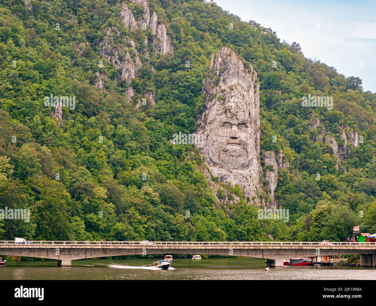 En naviguant à travers les portes de fer du Danube, vous verrez peut-être une sculpture du visage d'un homme. C'est l'ancien roi Dacien, Decebalus de Roumanie. Banque D'Images