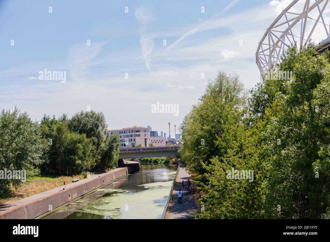 Londres, Angleterre - 23rd juillet 2022. Les gens apprécient le temps chaud de la rivière City Mill qui traverse le parc olympique. Banque D'Images
