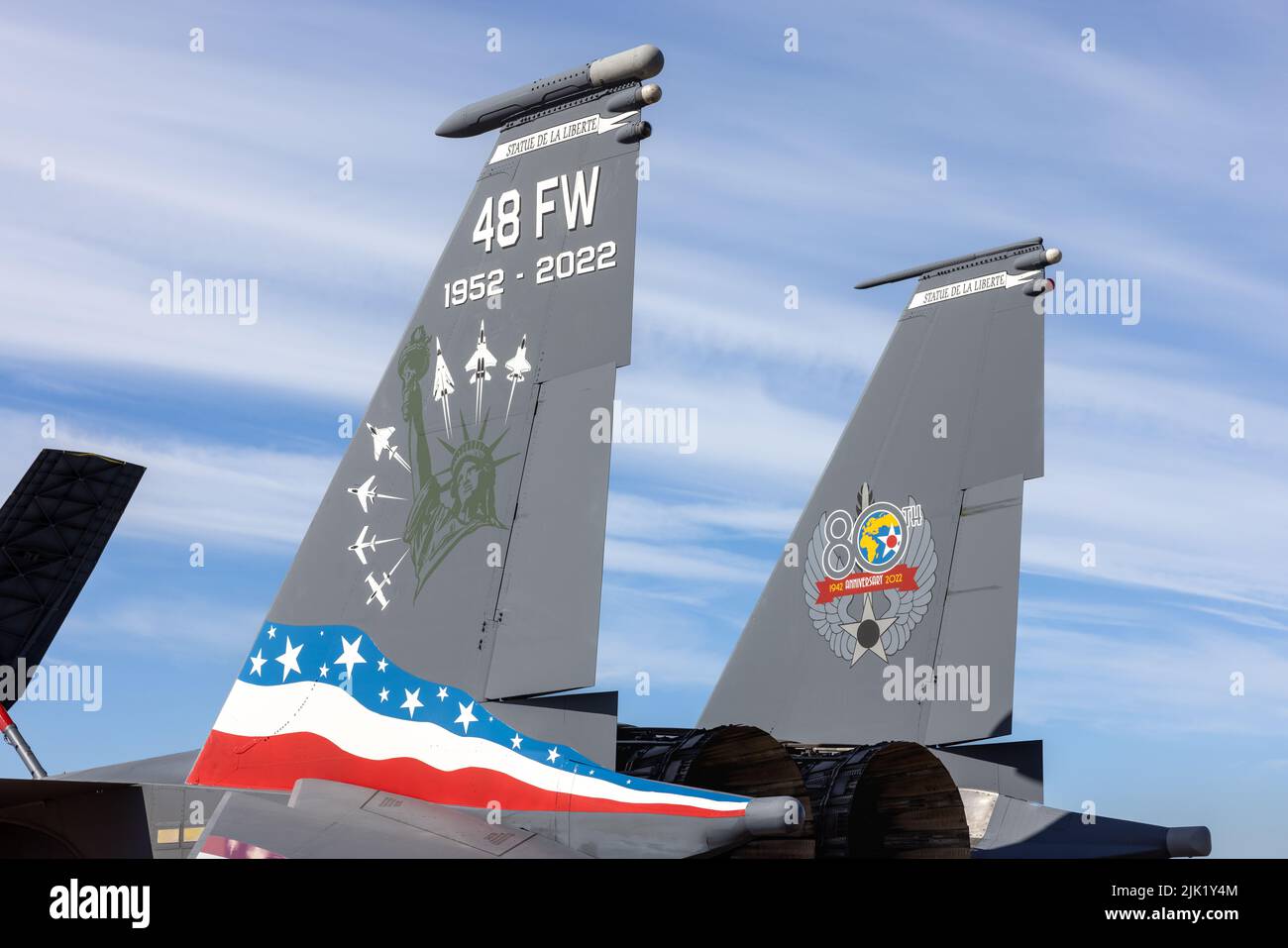 US Air Force 48th Fighter Wing New Heritage F-15E Strike Eagle Tail fin fin fin Fin célébrant son 70th ans d'exploitation et le 80th anniversaire de l'usafe Banque D'Images