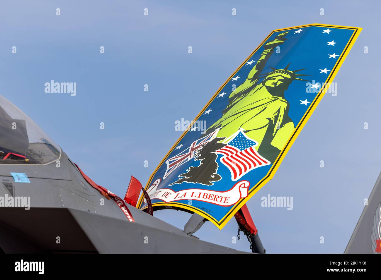 US Air Force 48th Fighter Wing New Heritage F-15E Strike Eagle avec son frein de vitesse peint avec la Statue de la liberté célébrant 80 ans en Europe Banque D'Images
