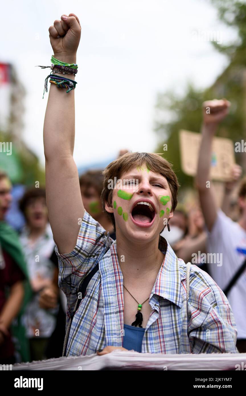 Turin, Italie. 29 juillet 2022. Un activiste du climat réagit au cours d'une manifestation contre l'action du gouvernement contre la dégradation du climat et la pollution de l'environnement. La manifestation a été organisée par les vendredis pour le mouvement futur et a suivi cinq jours de camp social climatique un événement international qui a réuni des militants du monde entier. Credit: Nicolò Campo/Alay Live News Banque D'Images