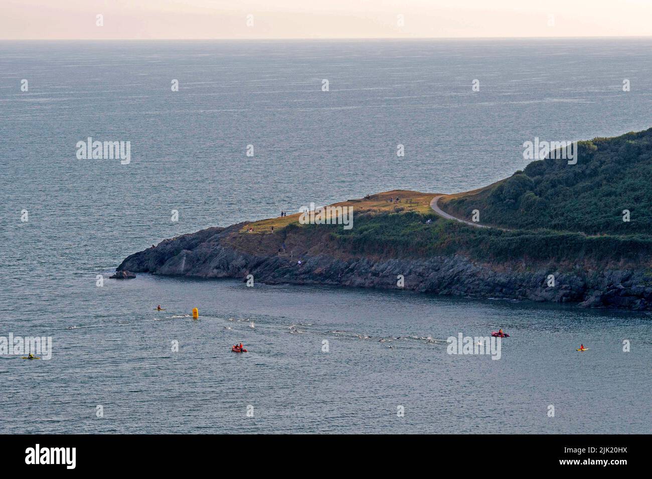 Swansea, Royaume-Uni. 29th juillet 2022. Les concurrents qui participent à la nage de 2km à Langland Bay près de Swansea ce soir dans le cadre de l'événement sportif de trois jours qui se déroule sur la toile de fond de la péninsule de Gower ce week-end. Credit: Phil Rees/Alamy Live News Banque D'Images