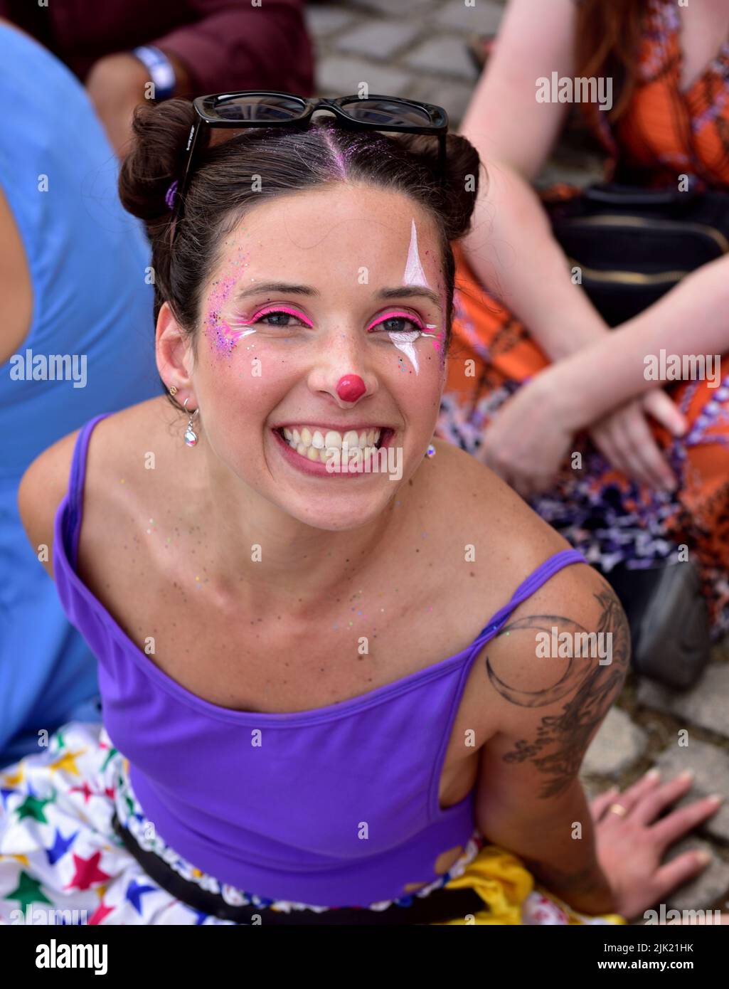 Bonne femme dans une foule au festival de Bristol Harbour, Royaume-Uni Banque D'Images