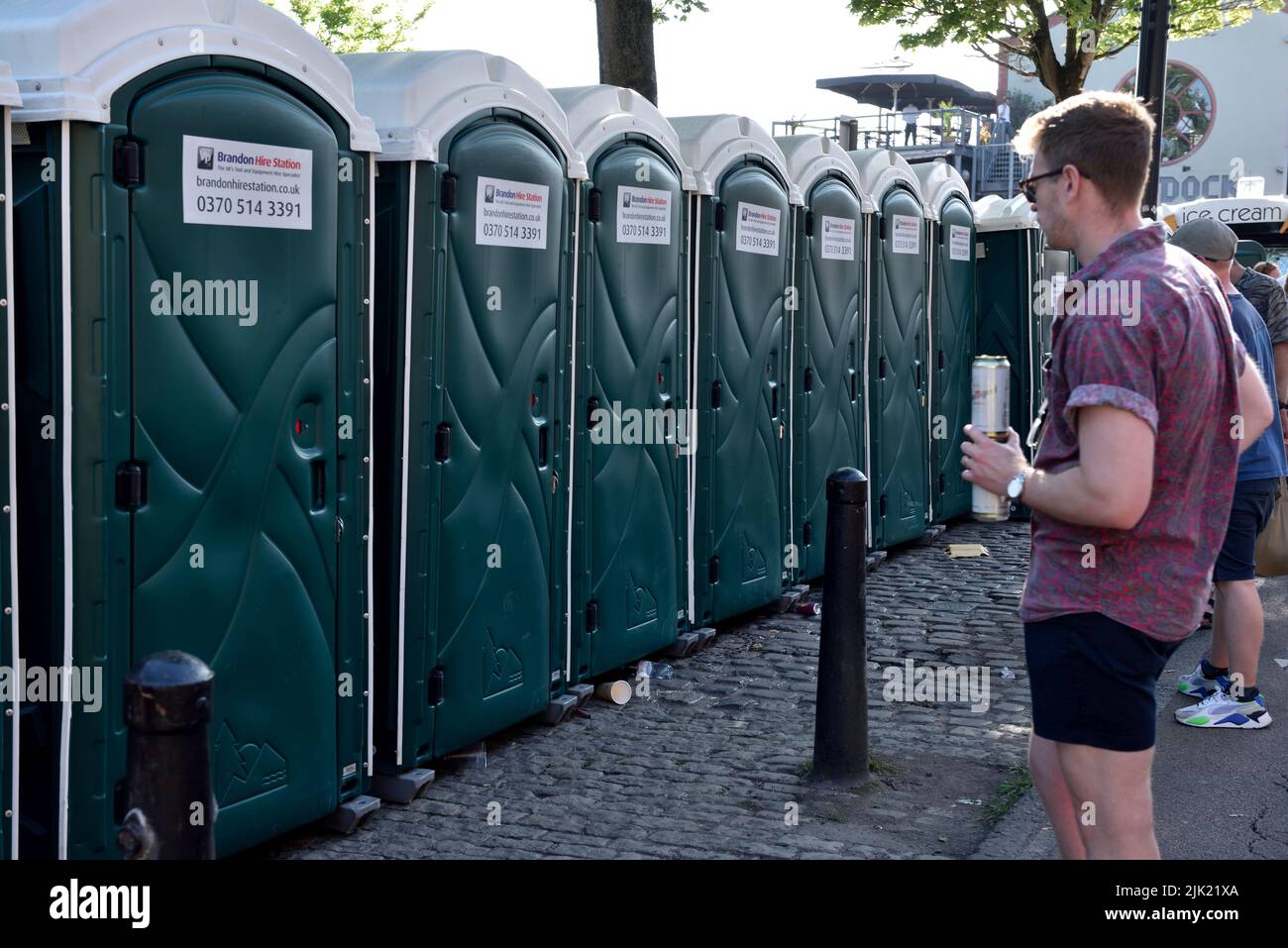 Toilettes portatives, loos, à l'extérieur au festival du port de Bristol Banque D'Images