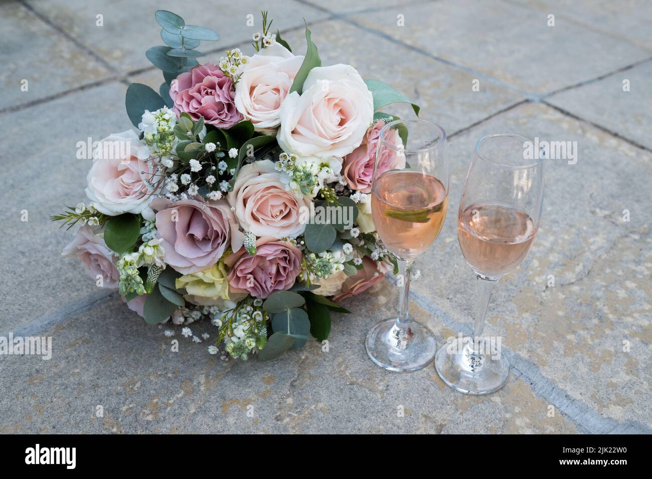 Bouquet de mariage et champagne rose Banque D'Images