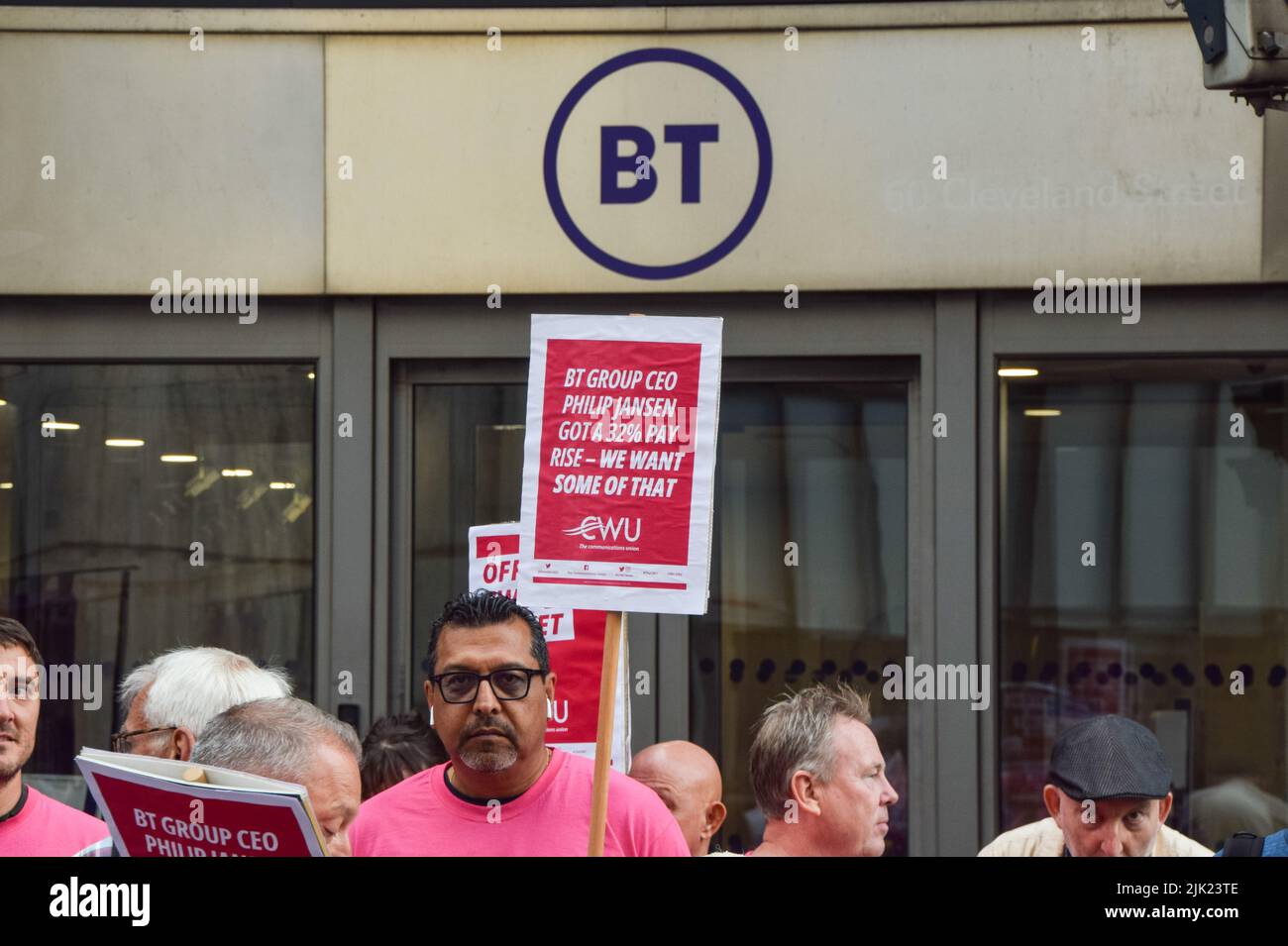 Londres, Royaume-Uni. 29th juillet 2022. Piquet de grève de l'UCF (Syndicat des travailleurs de la communication) à l'extérieur de la tour BT. Des milliers d'employés de BT et d'OpenReach ont organisé des présentations sur salaire. Banque D'Images