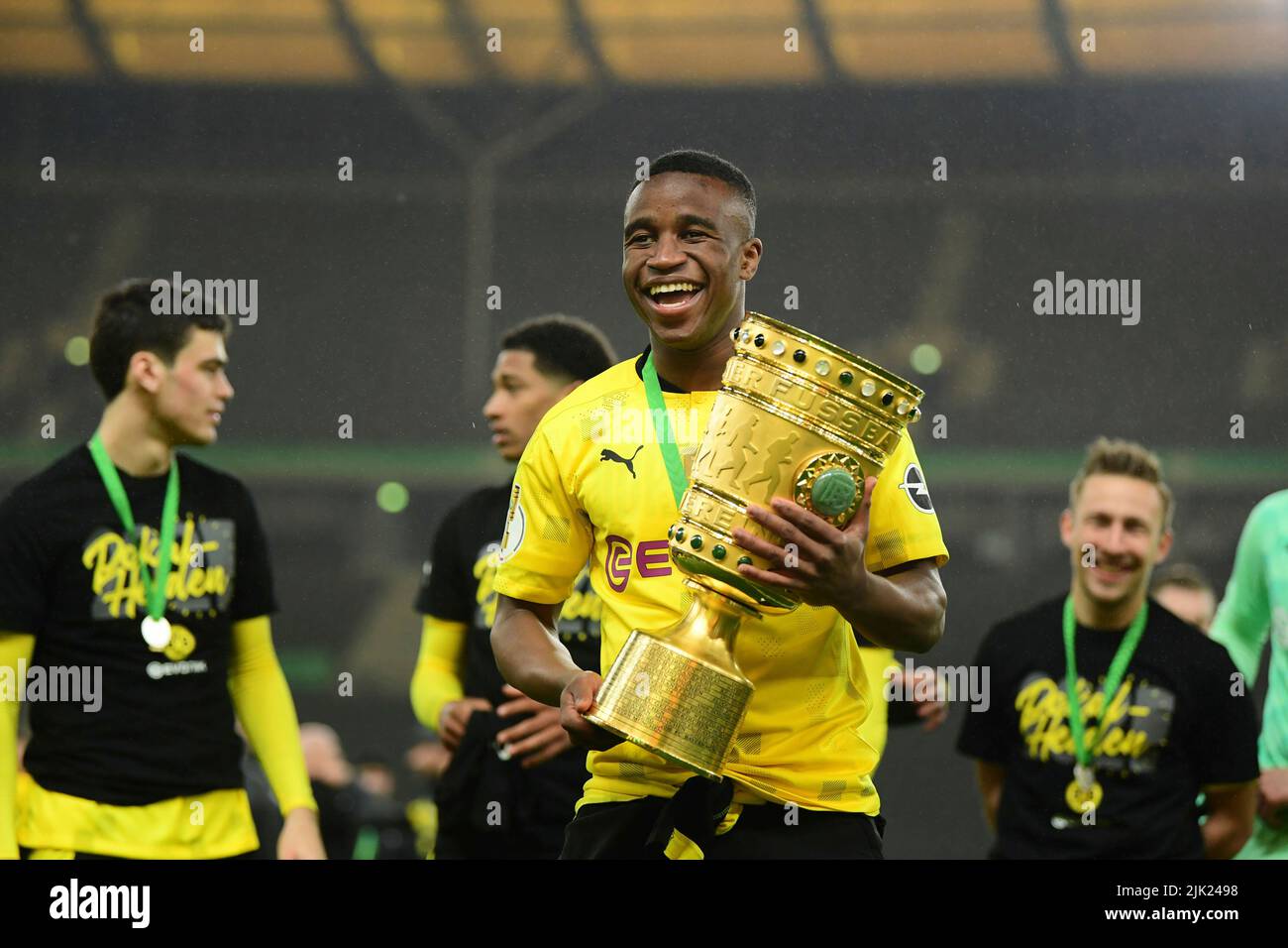 Berlin, Allemagne. 13th mai 2021. Firo: 13 mai 2021 football: Football: Coupe DFB, dernière saison 2020/21 RB Leipzig - BVB, Borussia Dortmund 1:4 cérémonie de remise des prix. Cup, Trophae Youssoufa Moukoko vainqueur de la coupe 2021 Credit: dpa/Alay Live News Banque D'Images