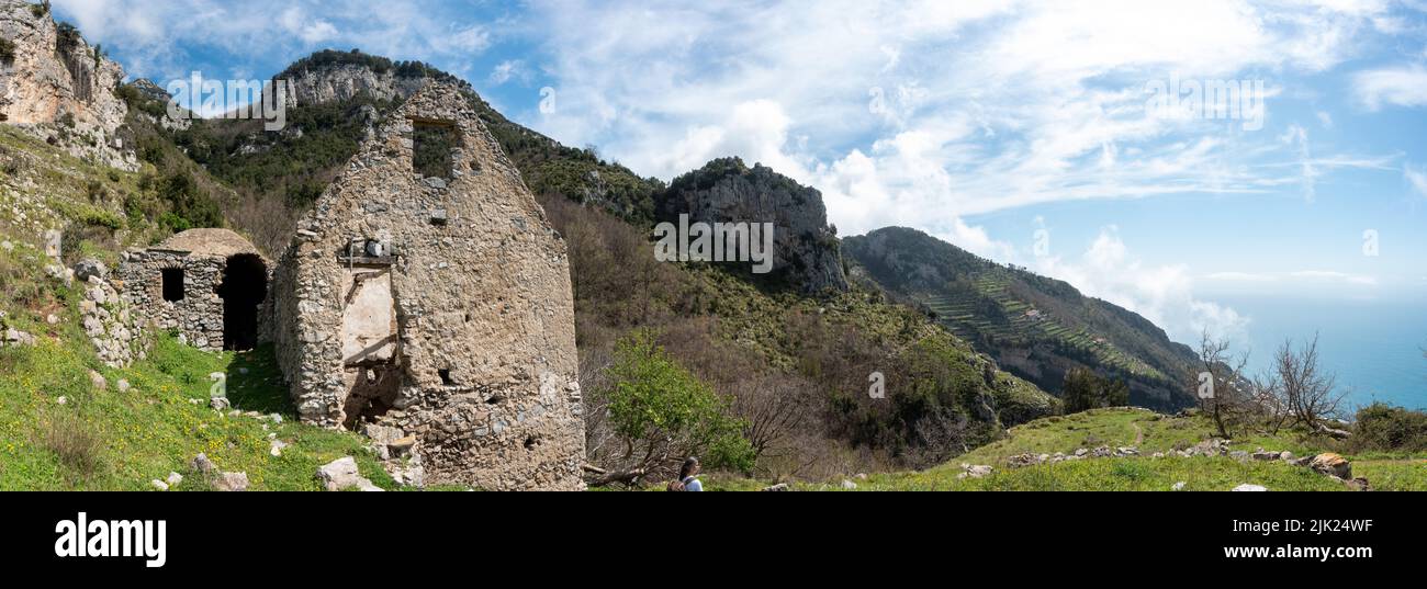 Rivage de la côte pittoresque d'Amalfi depuis le chemin des dieux, en Italie Banque D'Images