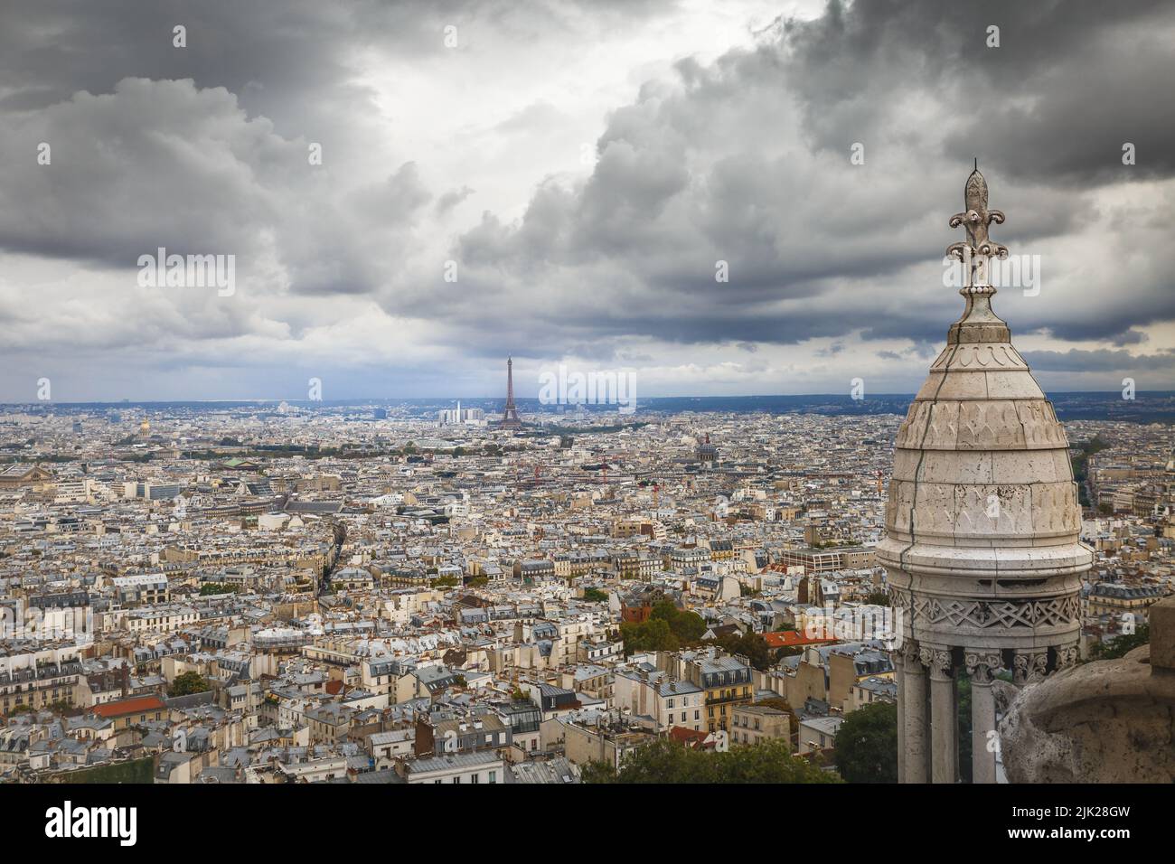 Au-dessus de Paris depuis la tour du Sacré-cœur à Montmartre, avec un ciel spectaculaire, en France Banque D'Images
