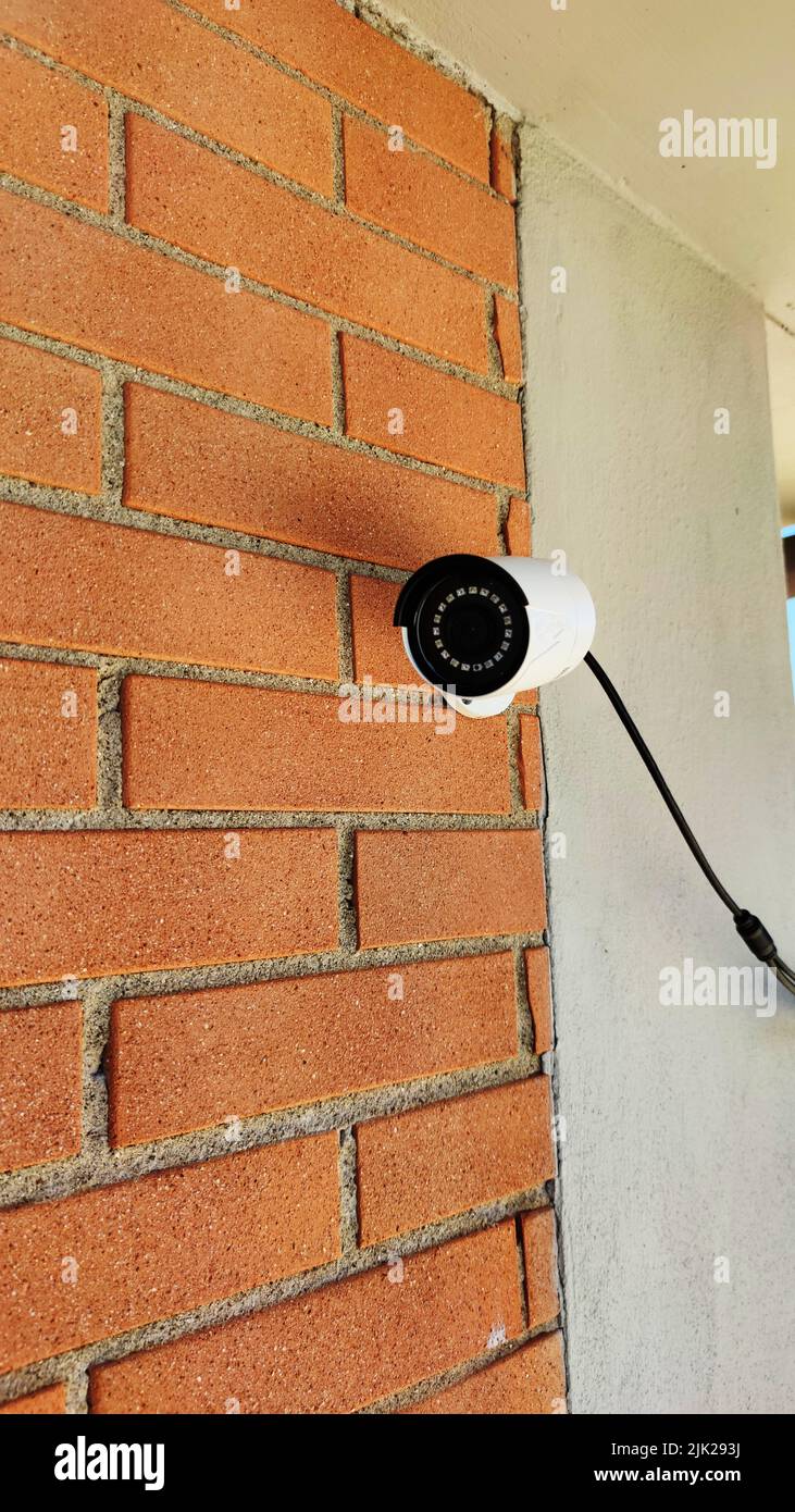 Des caméras de surveillance sont installées dans les rues autour de la maison. Vérifier les conditions de circulation et prendre soin de la sécurité Banque D'Images