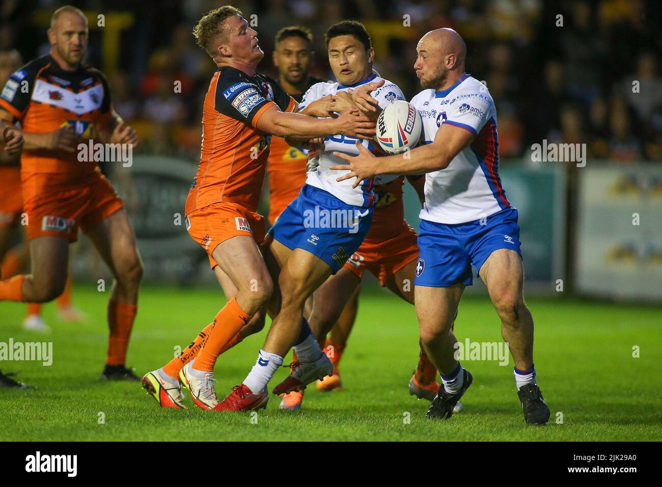 Castleford, Royaume-Uni. 29th juillet 2022. Lee Kershaw et Mason Lino ne peuvent pas passer Castleford Adam Milner lors du match de Super League entre Castleford et Wakefield Trinity au Mend-A-boyau Jungle, Castleford, Royaume-Uni, le 29 juillet 2022. Photo de Simon Hall. Utilisation éditoriale uniquement, licence requise pour une utilisation commerciale. Aucune utilisation dans les Paris, les jeux ou les publications d'un seul club/ligue/joueur. Crédit : UK Sports pics Ltd/Alay Live News Banque D'Images