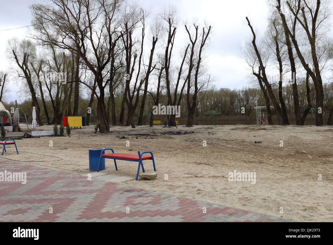 Infrastructure détruite sur la plage après le bombardement des envahisseurs russes Banque D'Images