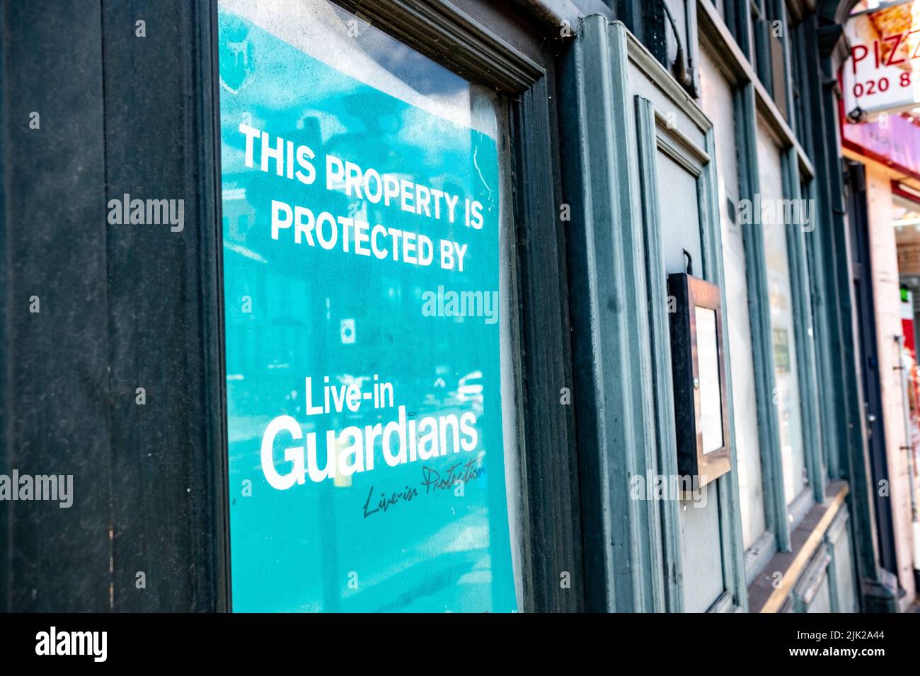 Londres, juillet 2022: Vivre dans Guardians signe- une compagnie qui coupent des personnes avec des bâtiments occupés par l'onu comme une forme de sécurité Banque D'Images
