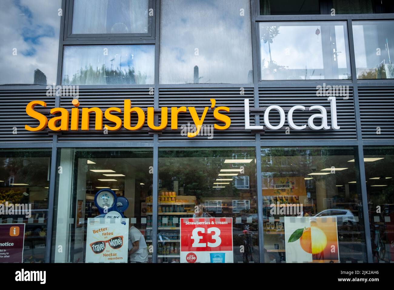 Londres - juillet 2022 : succursale locale de Sainsbury à l'ouest de Londres - Grande marque britannique de supermarchés Banque D'Images