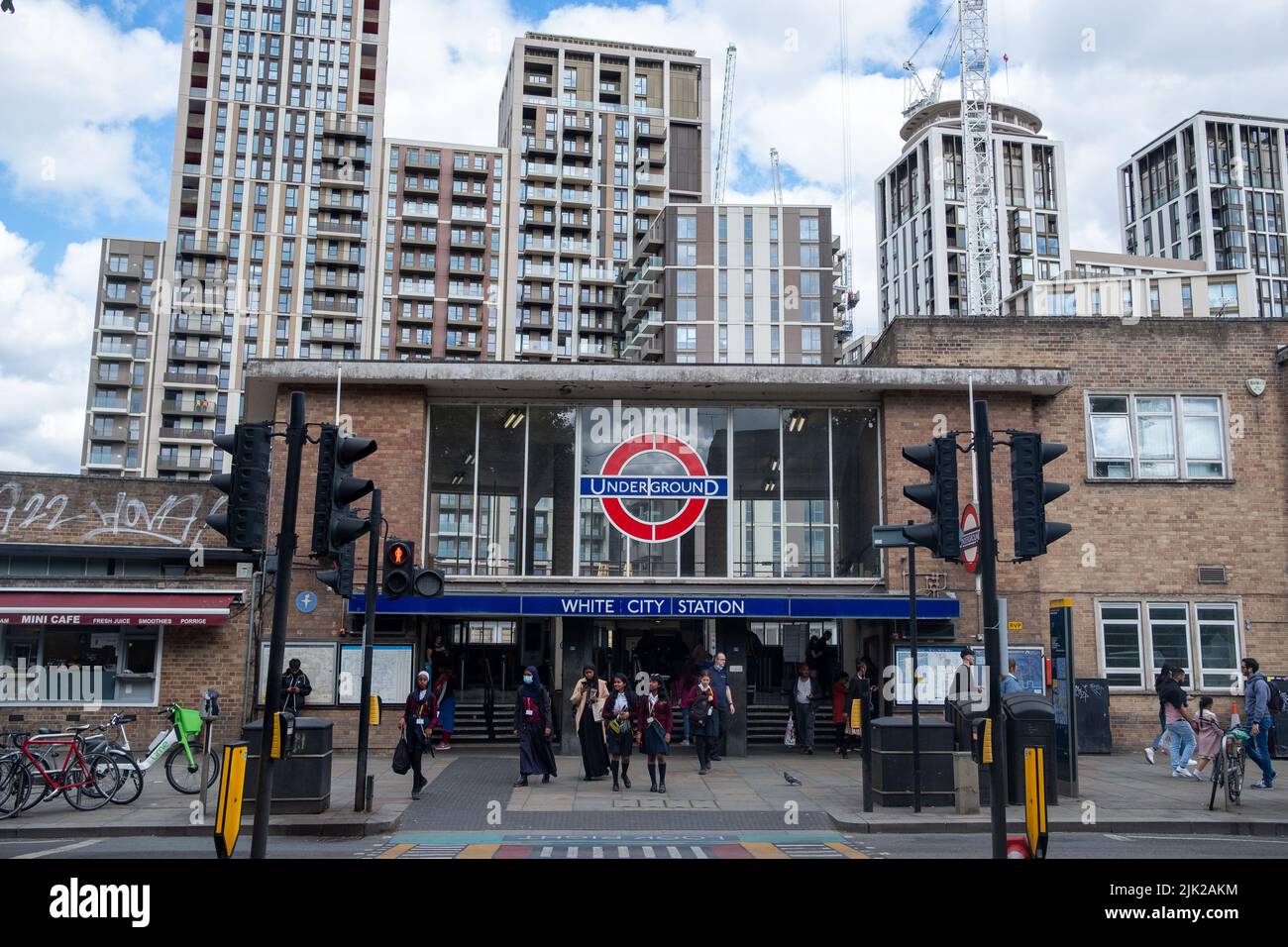 Londres, juillet 2022: White City Station avec de nouveaux bâtiments résidentiels. Une station de métro de Londres dans la région de Shepherd Bush à l'ouest de Londres Banque D'Images