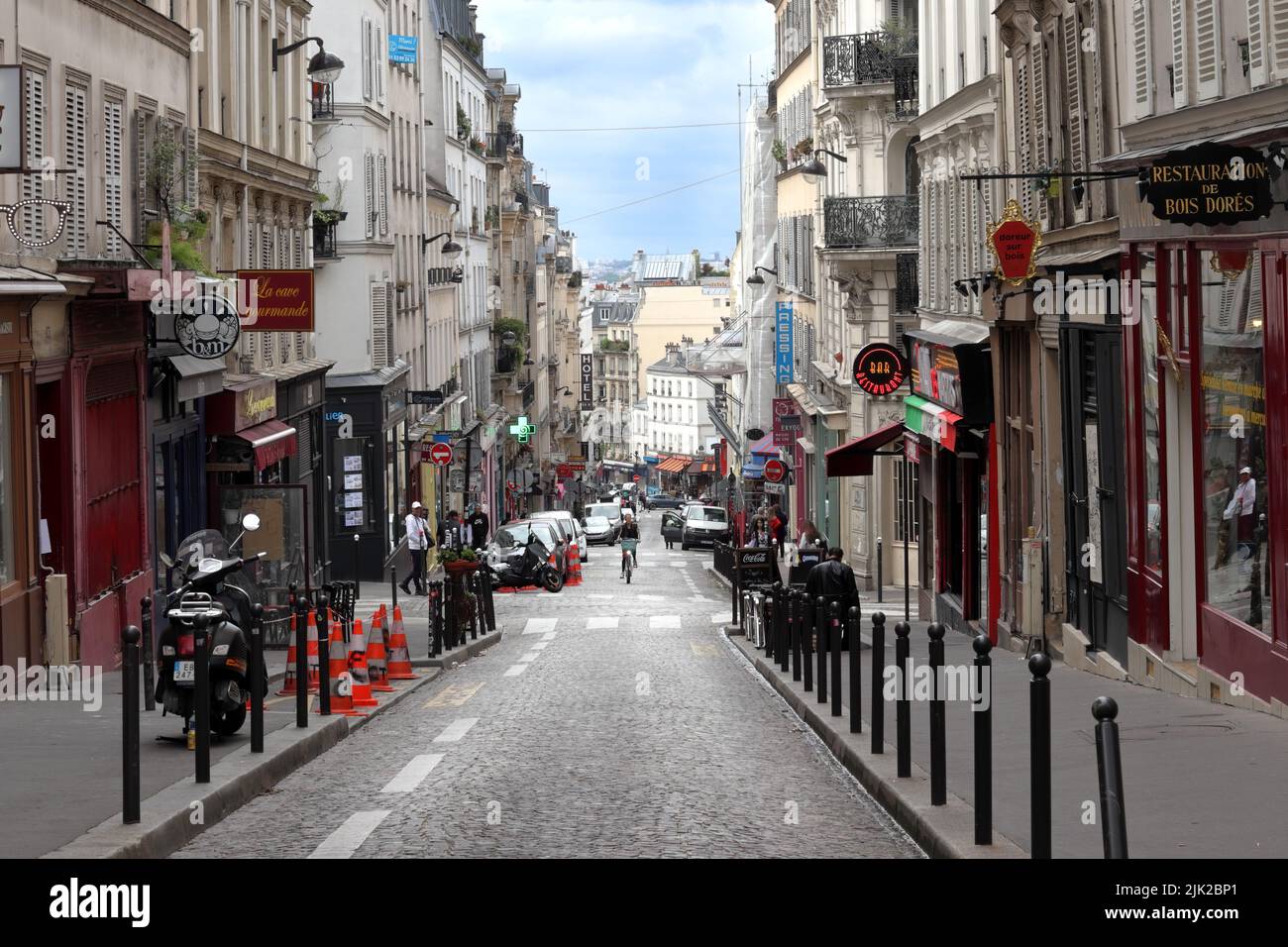 PARIS / FRANCE - 10 juin 2019 : vue sur la rue Montmartre de la rue des martyrs à Paris, France Banque D'Images