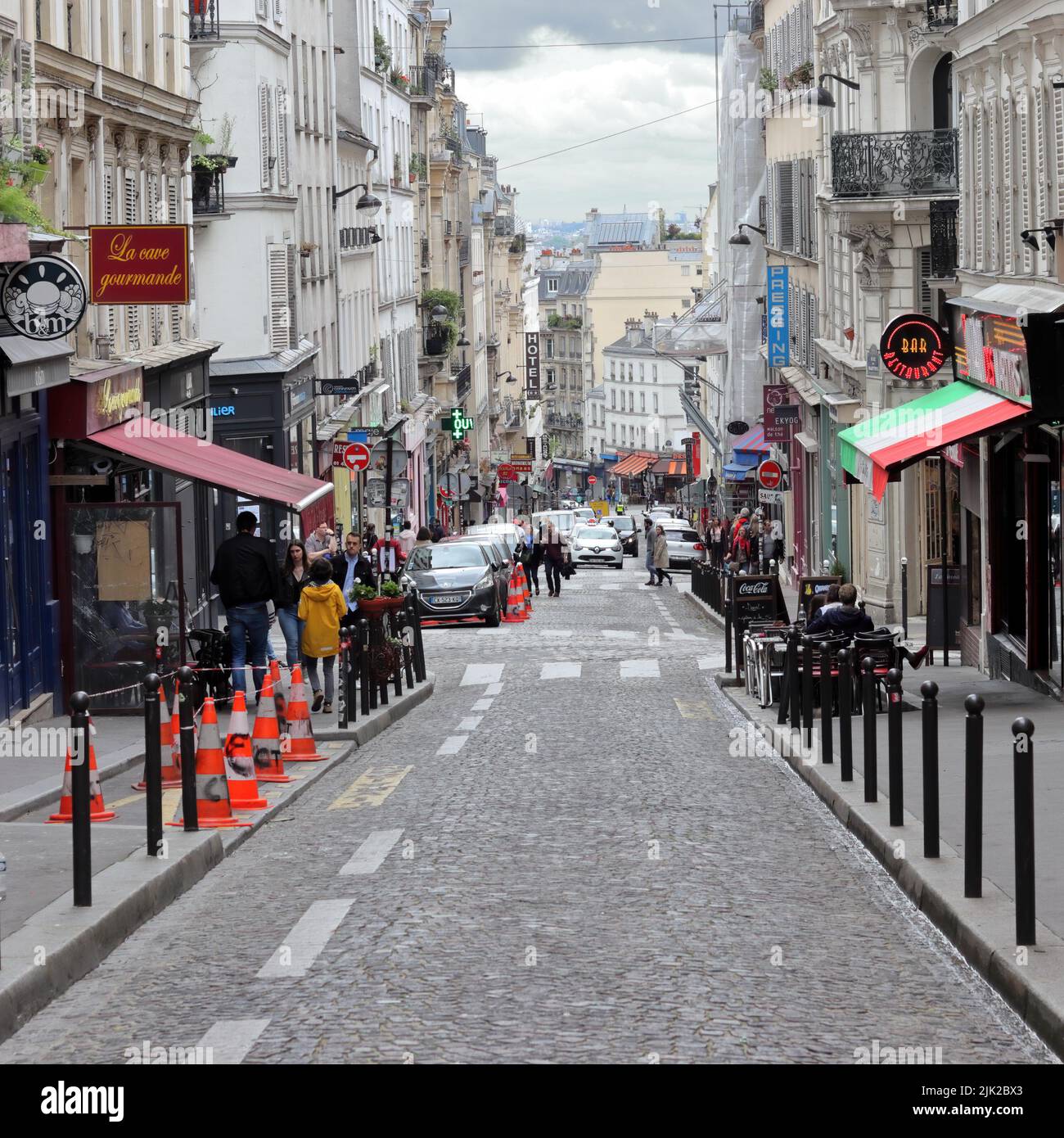 PARIS / FRANCE - 10 juin 2019 : vue sur la rue Montmartre de la rue des martyrs à Paris, France Banque D'Images