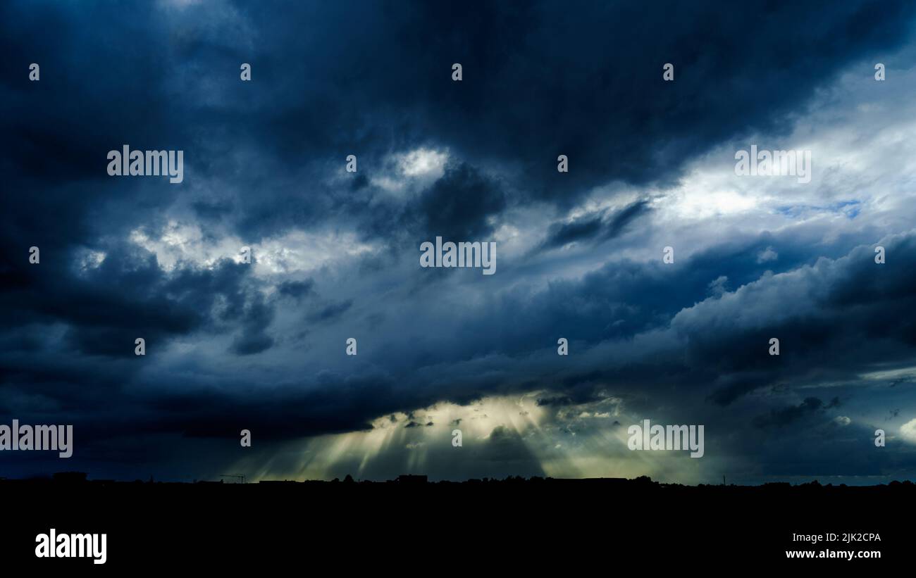 Belle formation de nuages et un rayon de soleil Banque D'Images