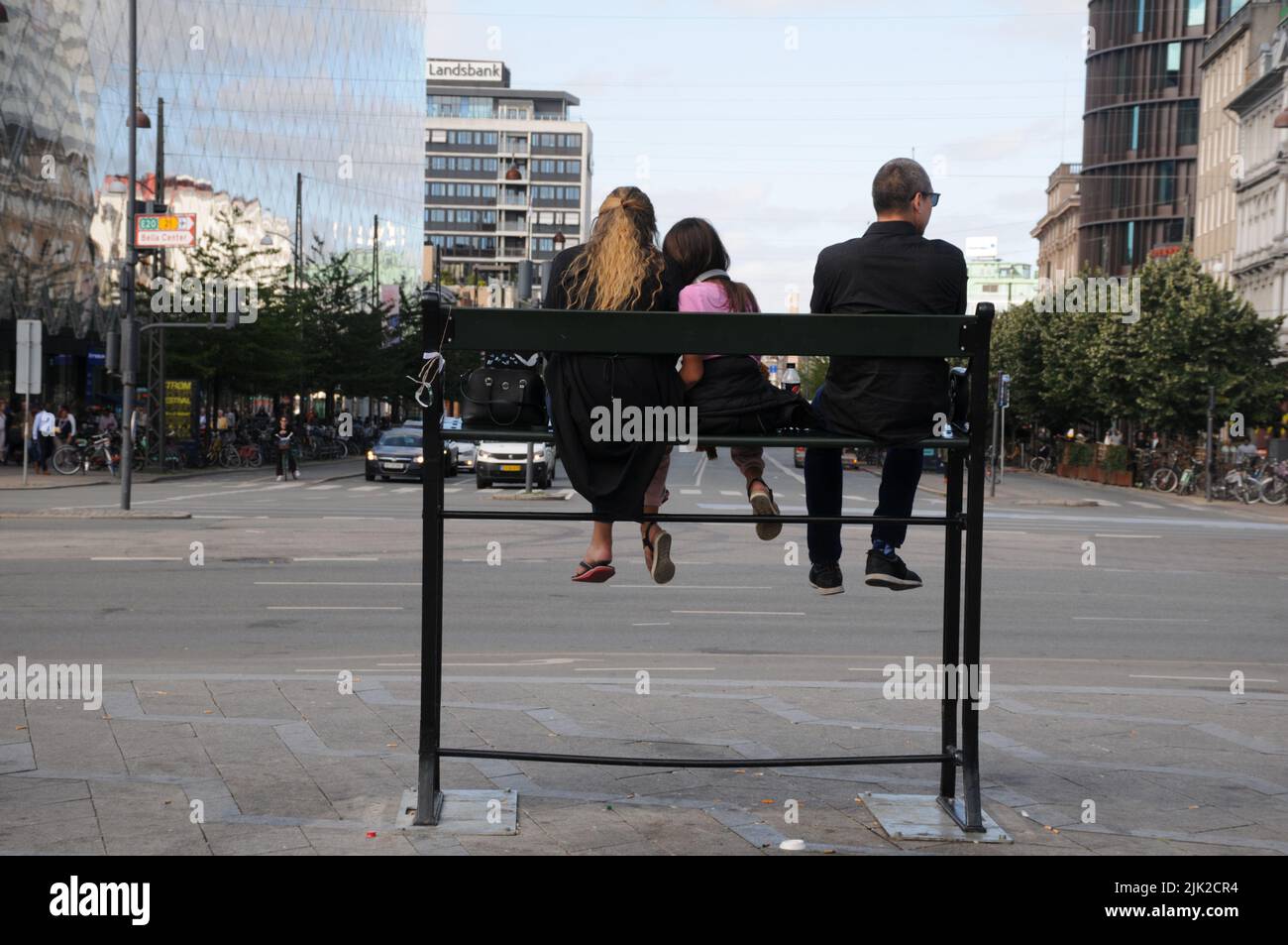 Copenhague /Danemark/28 juillet 2022/ les touristes profitent de la vue sur la rue oc vesterbrogde et la ville depuis le banc haut de Copenahgen. (Photo..Francis Joseph Dean/Dean Pictures. Banque D'Images