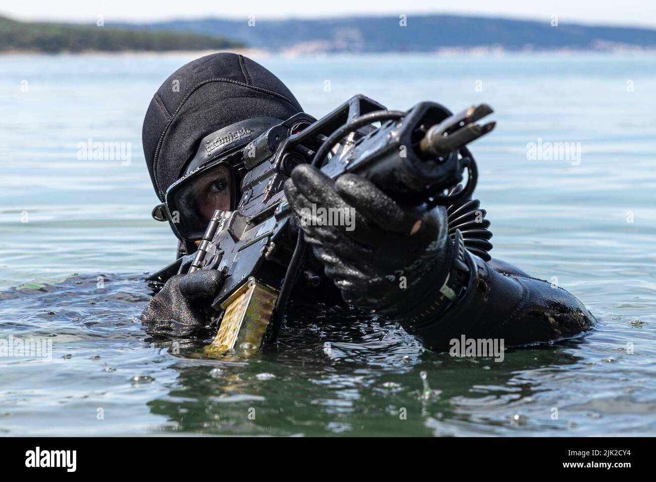 Un membre de la croate Zapovjedništvo Specialjalnih Snaga (ZSS) émerge de l'eau lors d'un exercice sur la plage (OTB) aux côtés des membres de l'unité de guerre spéciale navale américaine Europe (NSWTU-E) à Split, en Croatie, au 15 avril 2022. Pour le ZSS croate, la formation conjointe en échange combiné, ou JCET avec des pays partenaires, n'est pas rare. Le ZSS a été fondé en 2000 en tant que Bataillon des opérations spéciales et depuis, ses opérateurs ont participé à de multiples opérations, y compris des missions en Afghanistan dans le cadre de la Force internationale d’assistance à la sécurité (FIAS) de l’OTAN. (É.-U. Photo de l'armée par le Sgt. Banque D'Images