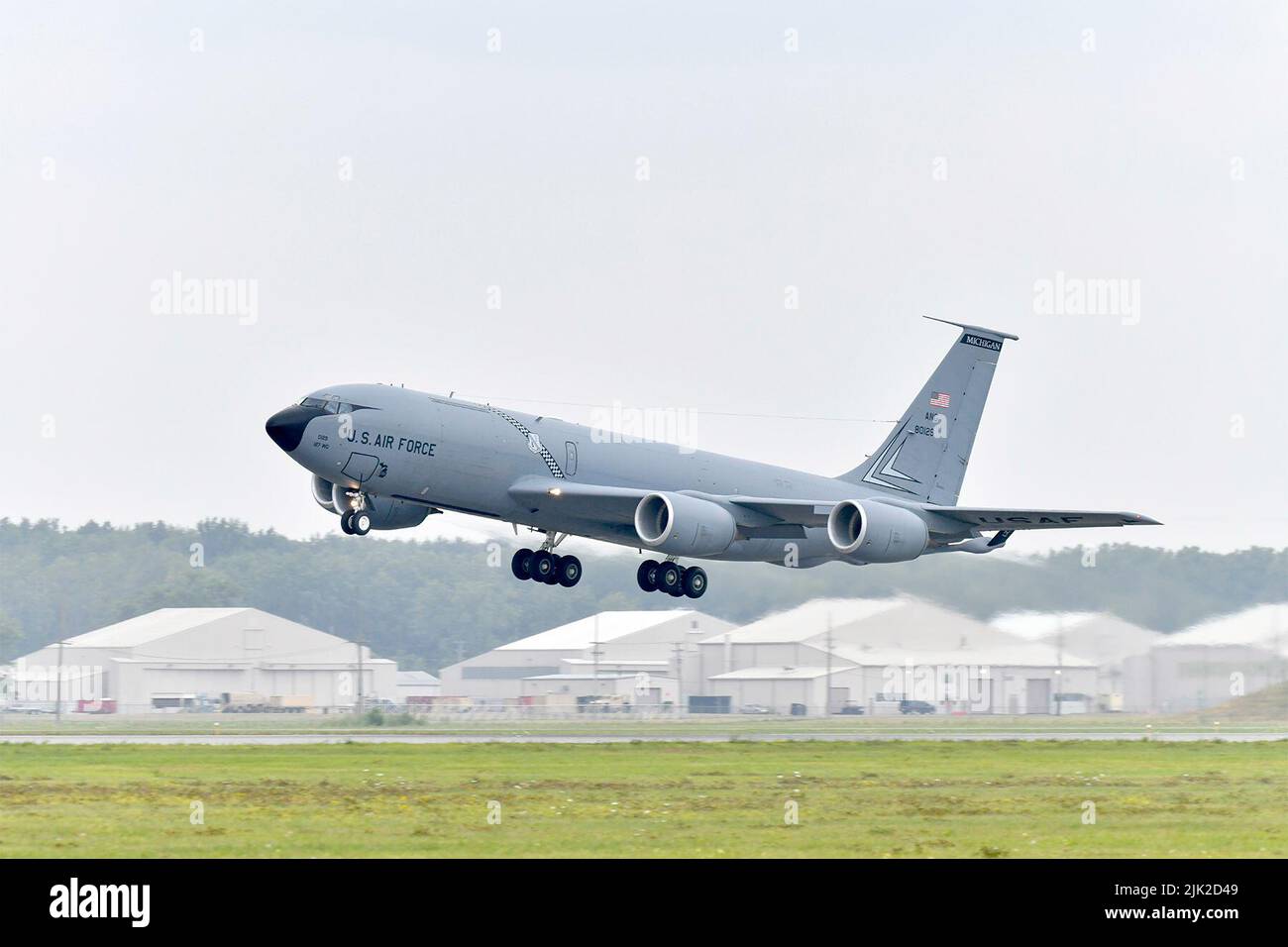 Un KC-135 Stratotanker de la 127th Escadre, à la base de la Garde nationale aérienne de Selfridge, au Michigan, prend son envol pour une mission de ravitaillement lors d'un exercice de pompage sur 27 juillet 2022. L'augmentation d'une semaine de vol de 25-29 juillet 2022 a été conçue pour réunir les gardes à temps plein et de l'état d'exercice pour une exposition maximale à l'entraînement en peu de temps. (É.-U. Photo de la Garde nationale aérienne par Munnaf H. Joarder) Banque D'Images