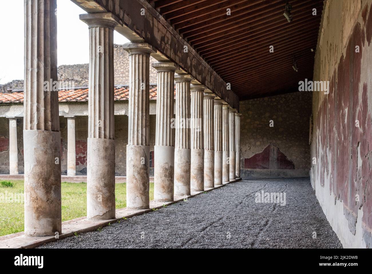 OPLONTIS, ITALIE - 03 MAI 2022 - jardin et colonnade de l'ancienne Villa romaine Oplontis près de Pompéi, Italie Banque D'Images