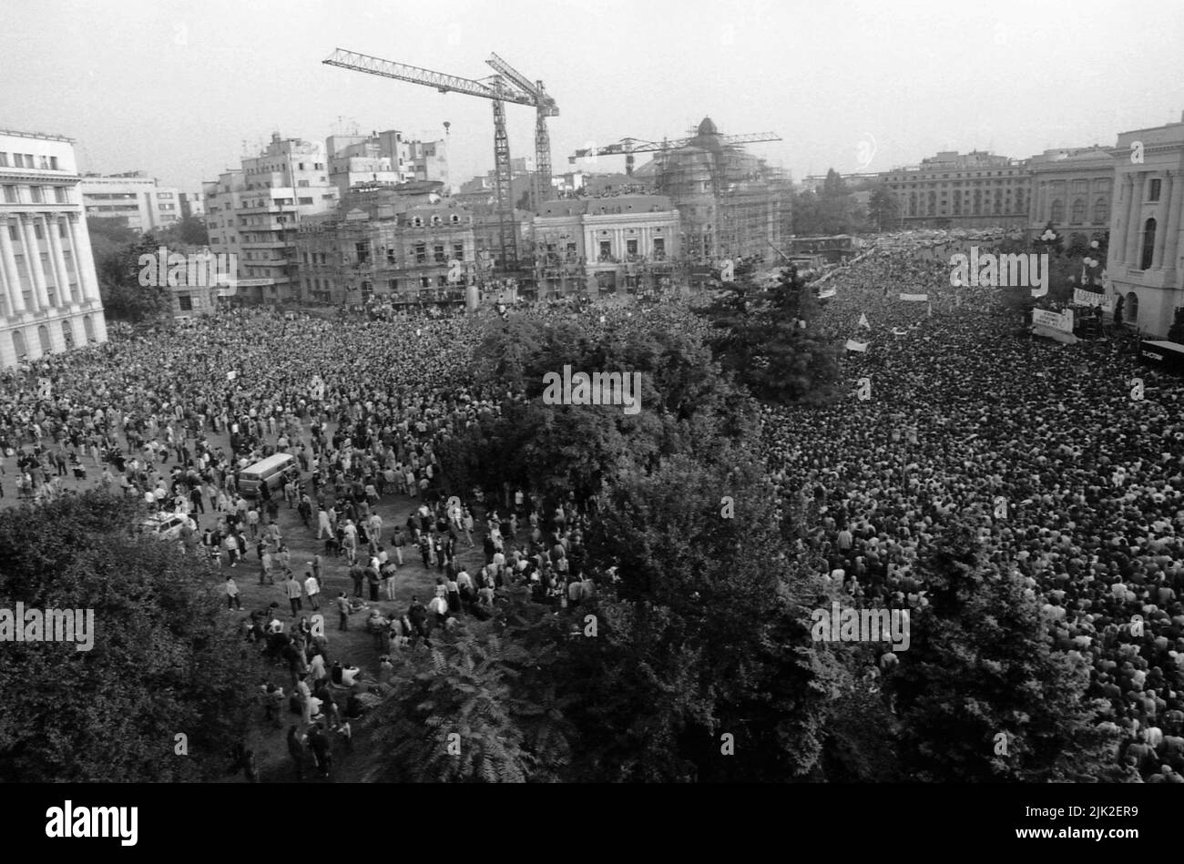 Bucarest, Roumanie, septembre 1992. Rassemblement politique organisé par la Convention démocratique roumaine (CDR) avant les élections présidentielles de 1992. Une foule énorme sur la place de la Révolution. Banque D'Images