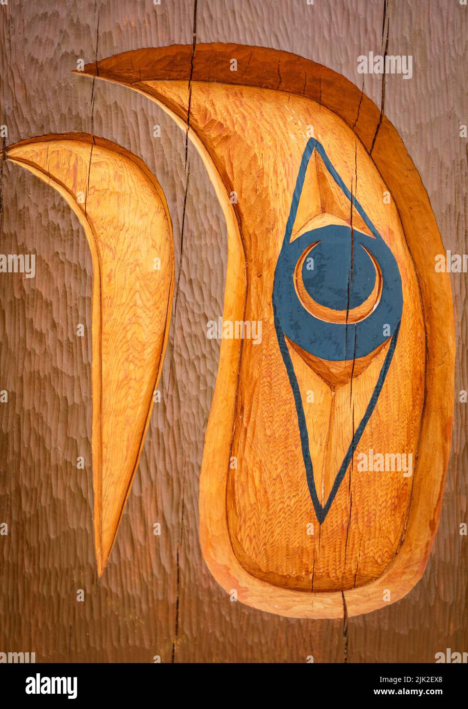 Gros plan sur l'utilisation d'un poteau en bois totem pour le fond. Mâts totémiques indiens dans le parc de Nanaimo, Canada. Voyager photo, copier espace pour le texte, personne Banque D'Images