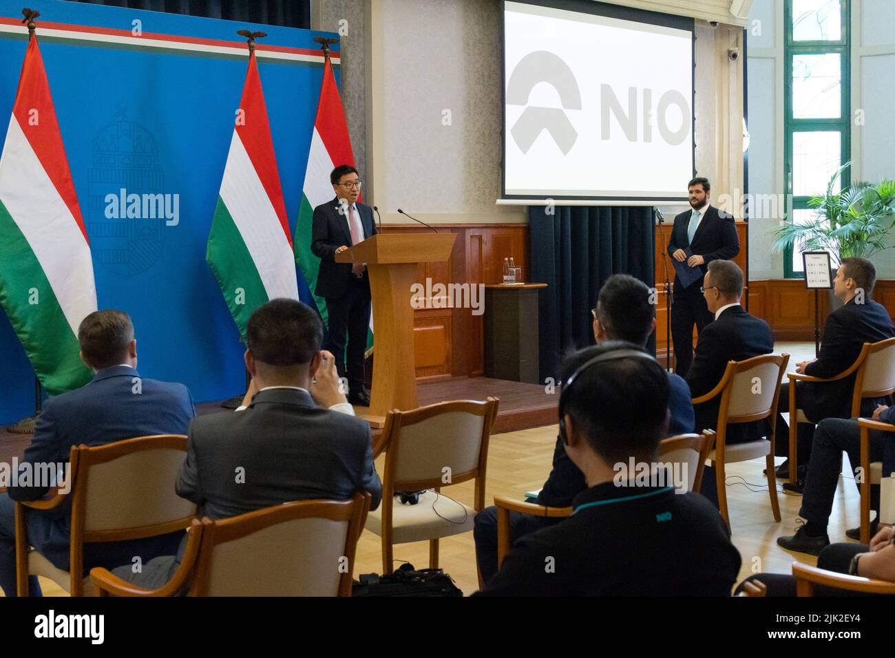 Budapest, Hongrie. 29th juillet 2022. Vice-président de NIO Europe Zhang hui (L, arrière) prend la parole lors d'un événement de presse à Budapest, Hongrie, sur 29 juillet 2022. Le fabricant chinois de véhicules électriques (EV) NIO construit sa première usine à l'étranger en Hongrie, le vice-président de NIO Europe Zhang hui et le ministre hongrois des Affaires étrangères et du Commerce Peter Szijjarto en ont informé vendredi. Credit: Attila Volgyi/Xinhua/Alay Live News Banque D'Images