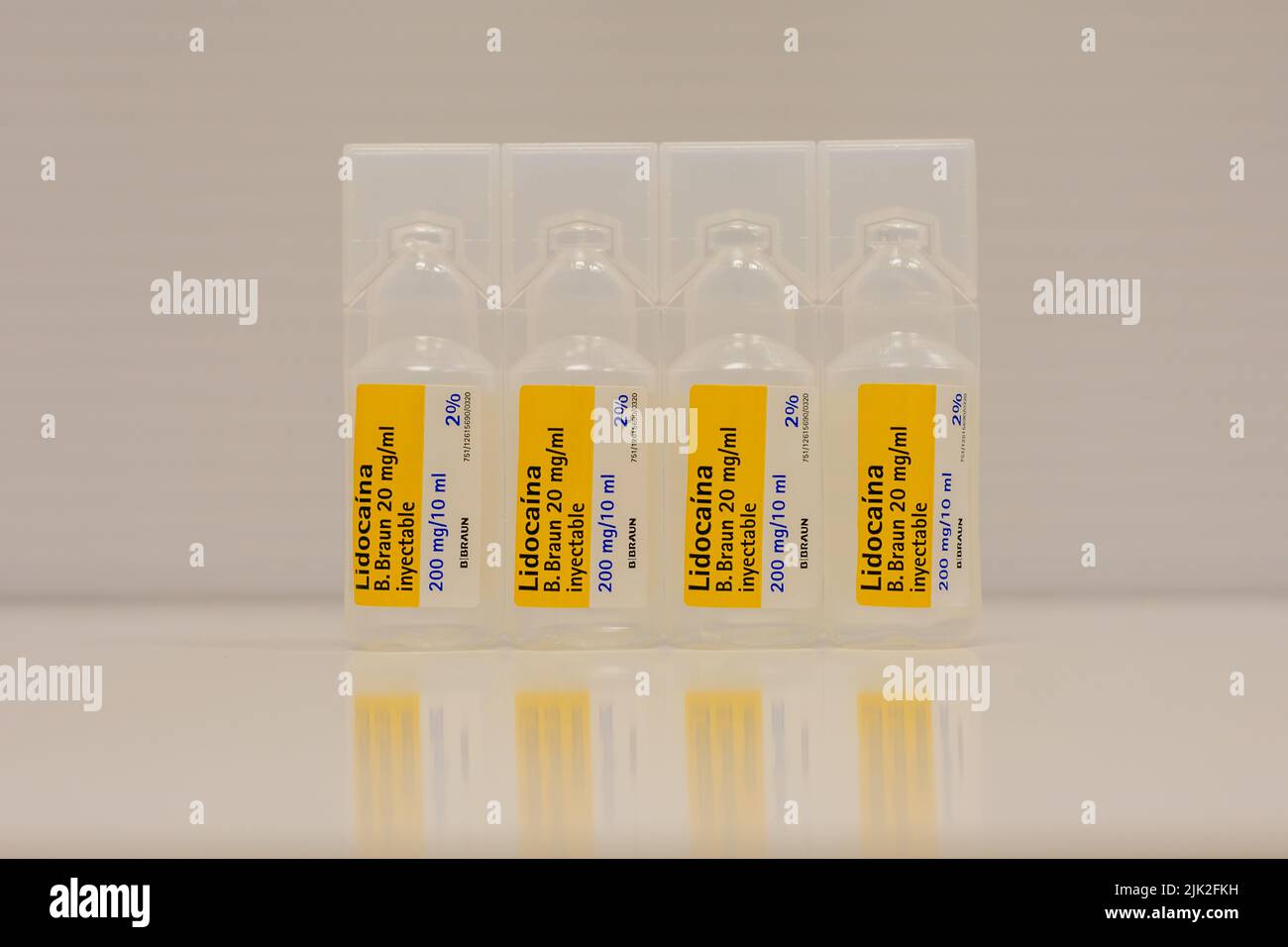 Photo de quatre ampoules en plastique de lidocaïne à 2% à usage médical comme anesthésique local Banque D'Images