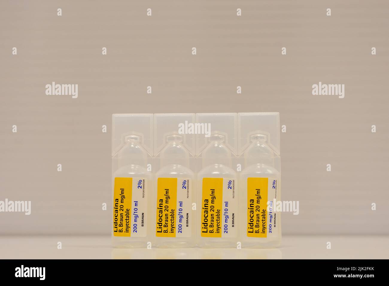 Photo de quatre ampoules en plastique de lidocaïne à 2% à usage médical comme anesthésique local Banque D'Images