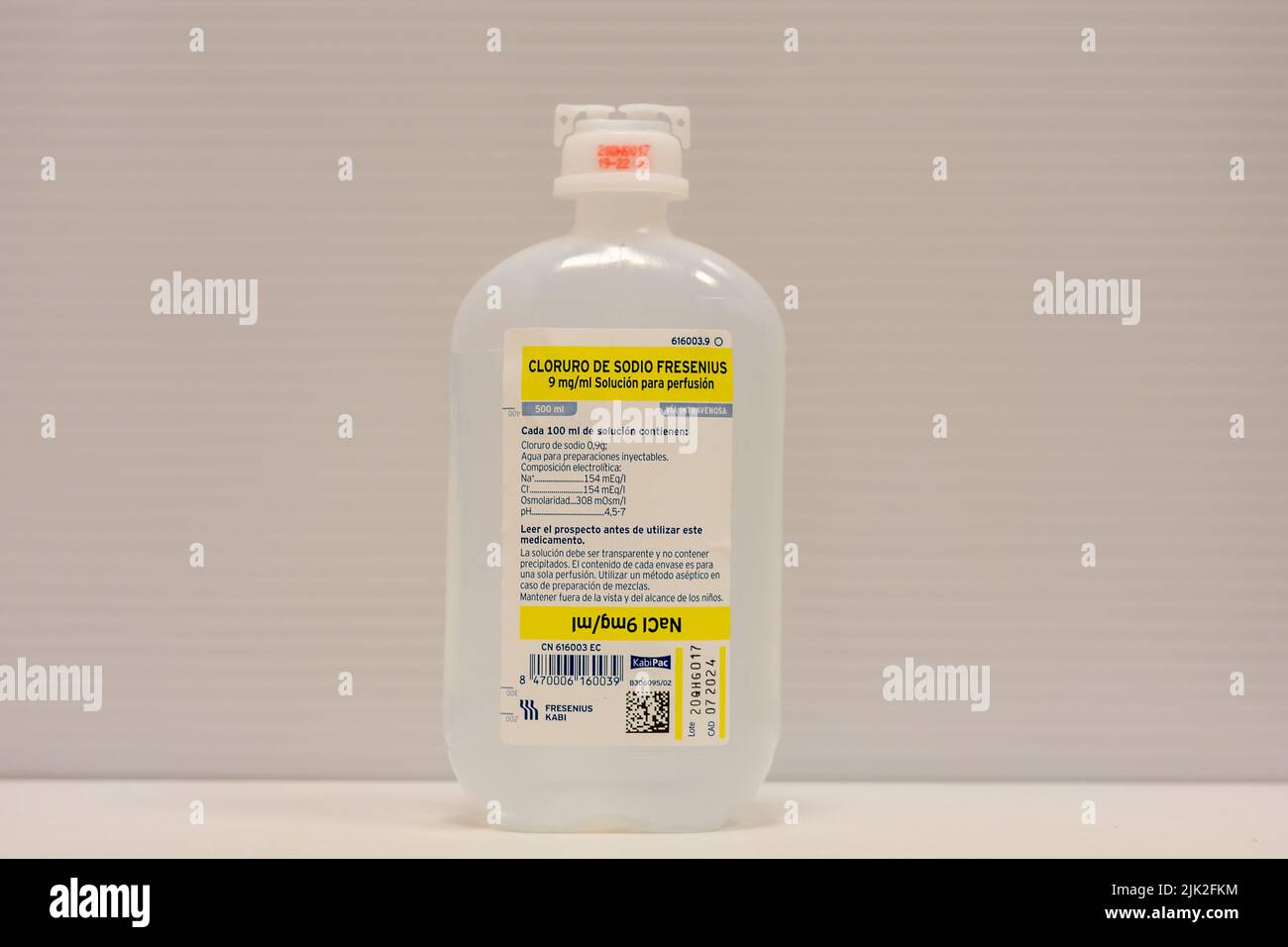 Photographie d'un flacon en plastique contenant 500 ml de sérum physiologique stérile (chlorure de sodium) pour perfusion intraveineuse Banque D'Images