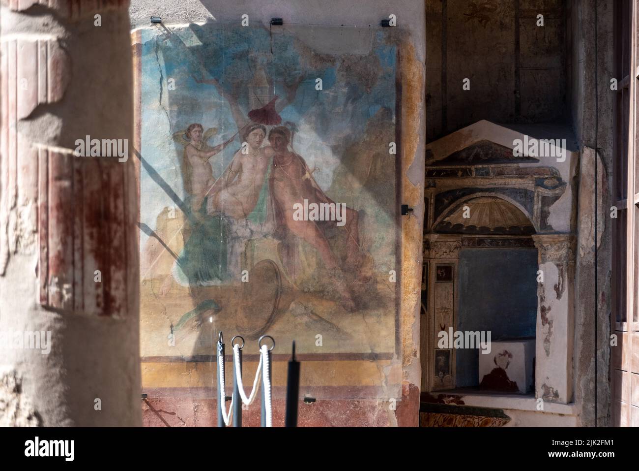 POMPÉI, ITALIE - 03 MAI 2022 - Une fresque colorée de deux femmes dans une villa de Pompeian, dans le sud de l'Italie Banque D'Images