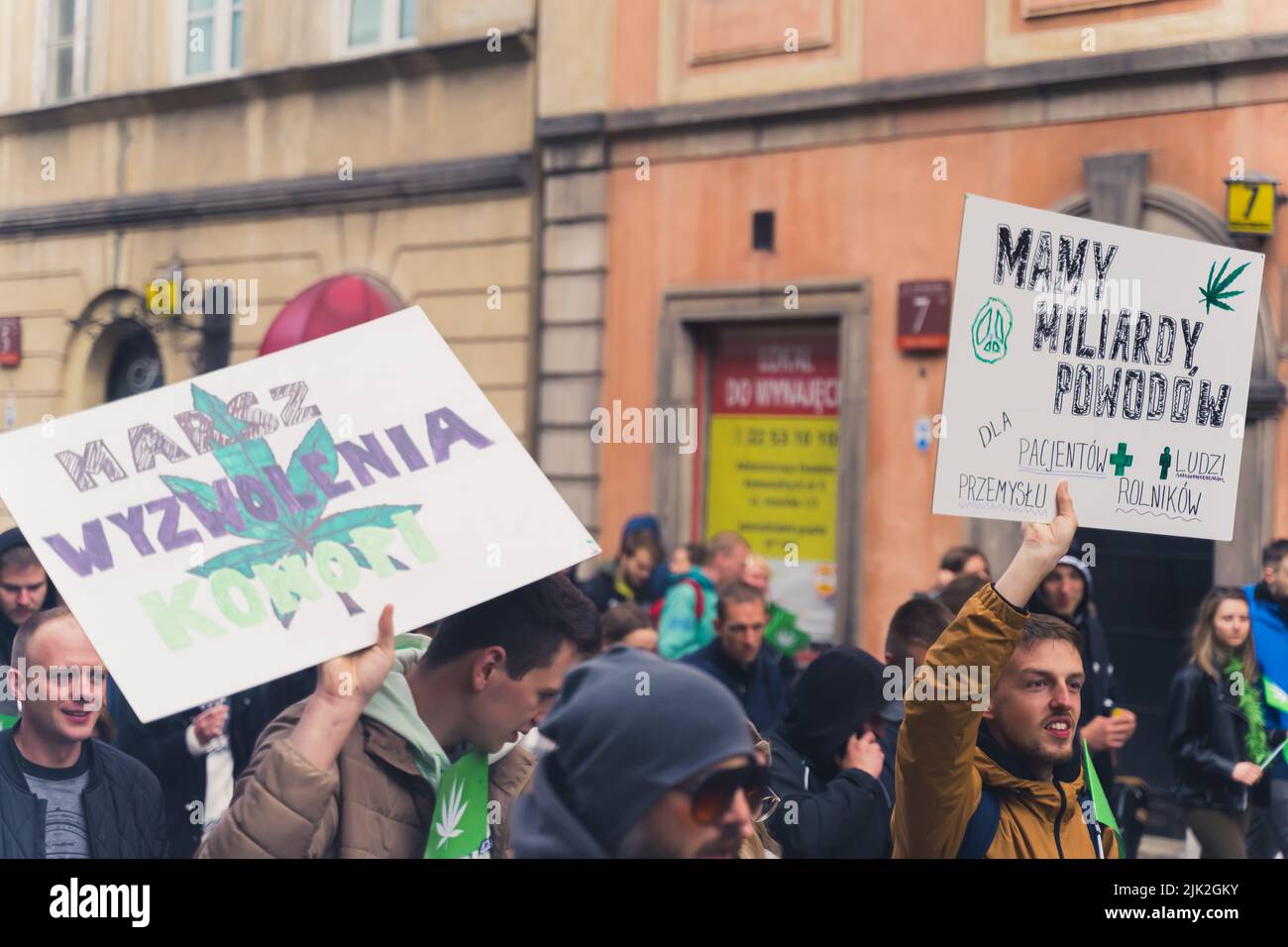 05.28.2022 Varsovie, Pologne. Des manifestants pacifiques et éclatants tiennent leurs affiches maison dans les airs. Concept juridique de la marijuana. Photo de haute qualité Banque D'Images