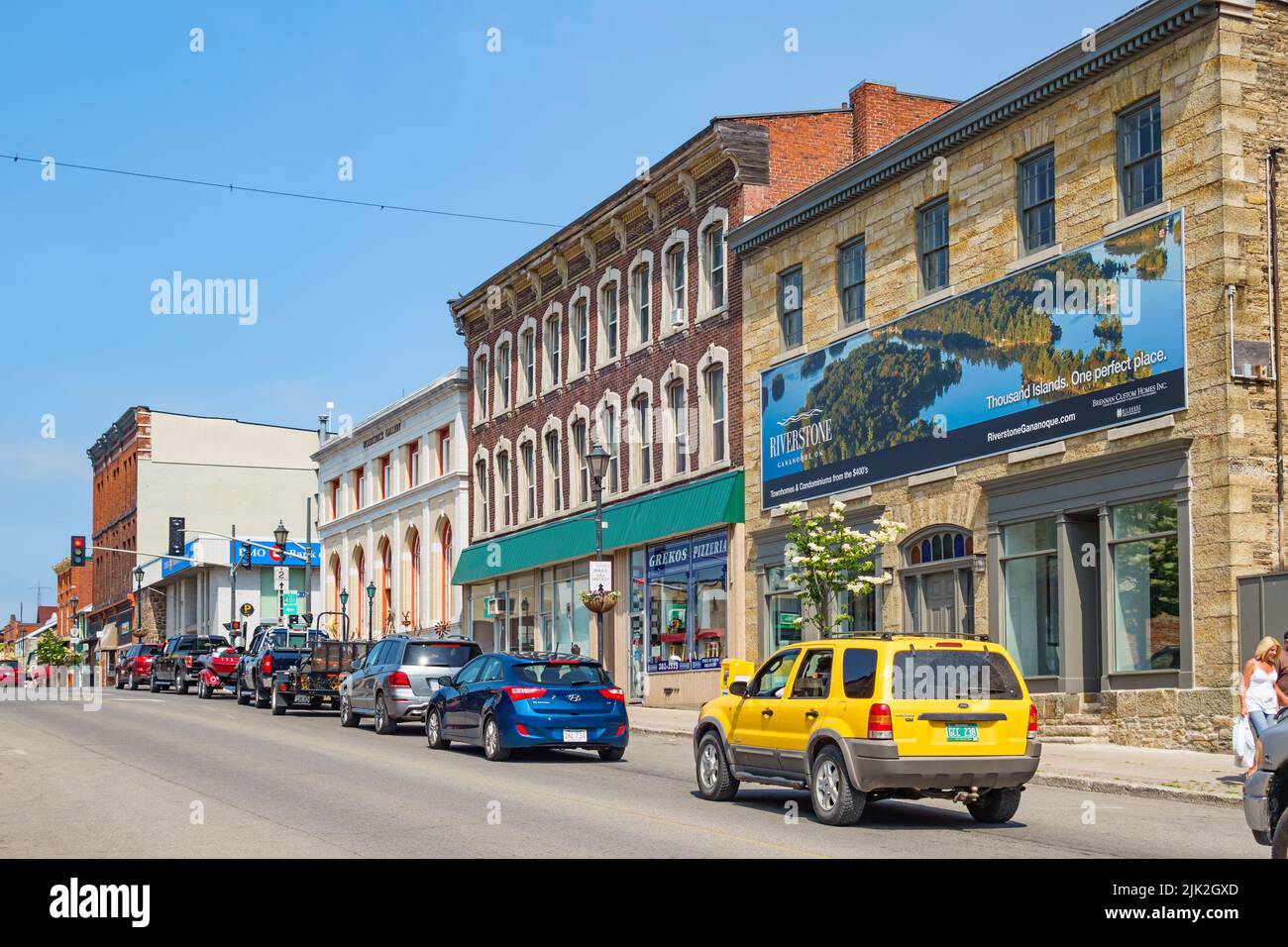 Les voitures circulent dans le centre-ville de Gananoque, Ontario Canada, par une journée ensoleillée. Banque D'Images