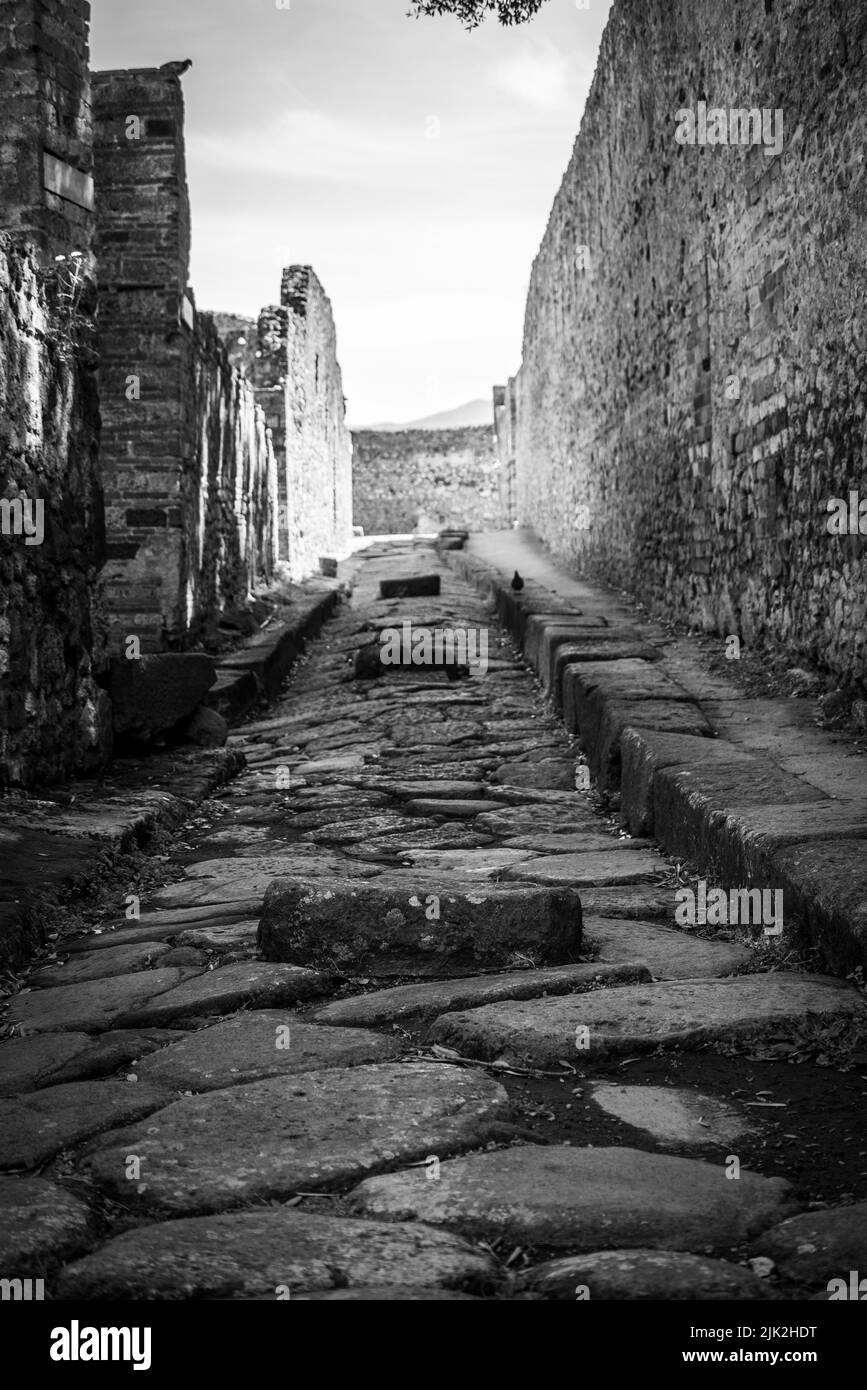 Un passage en croix d'une route romaine typique dans l'ancienne ville de Pompéi, dans le sud de l'Italie Banque D'Images