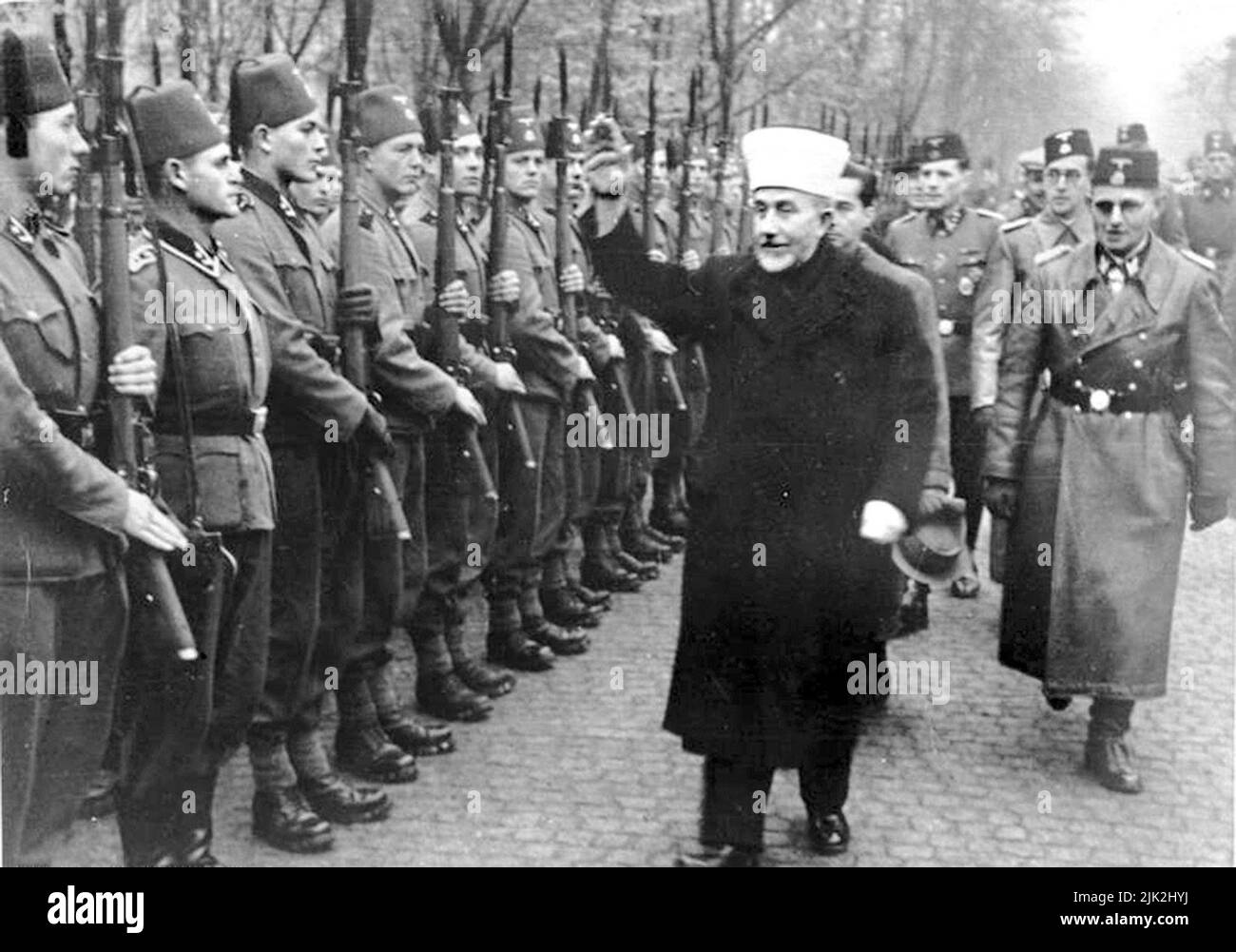 Des volontaires bosniaques de la division de montagne Waffen 13th du SS Handschar (1st croate) sont inspectés par Haj Amin al-Husseini, aux côtés de SS-Brigadeführer Karl-Gustav Sauberzweig, novembre 1943 Banque D'Images