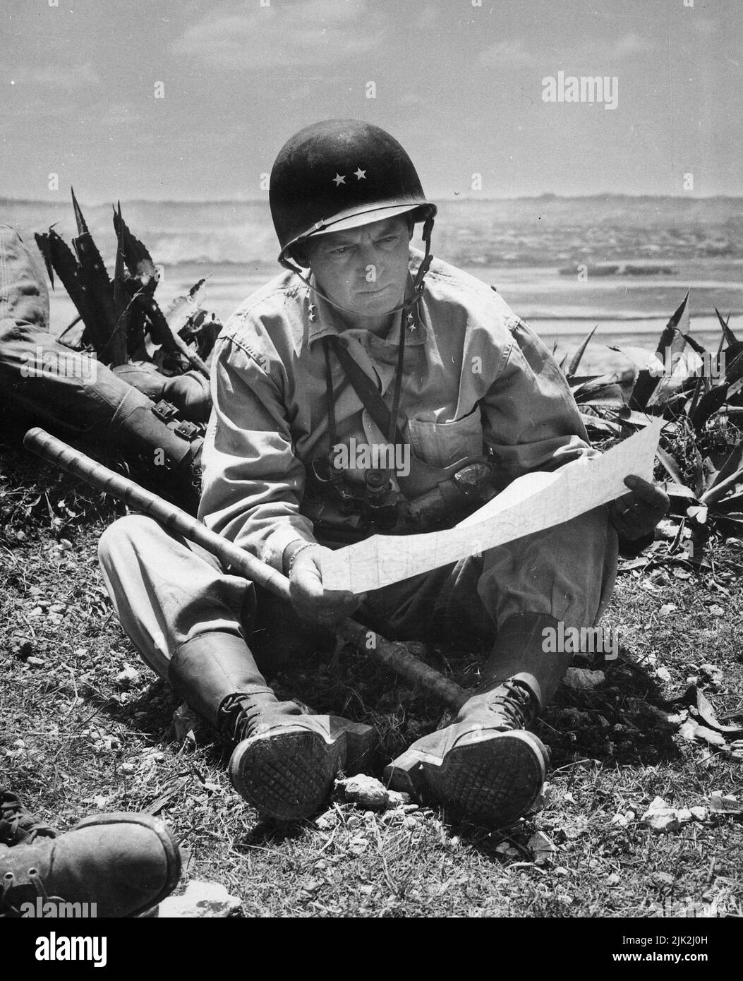Le major général de la Marine Lemuel Shepherd, commandant général de la Division Marine de 6th, lit une carte sur Okinawa Banque D'Images