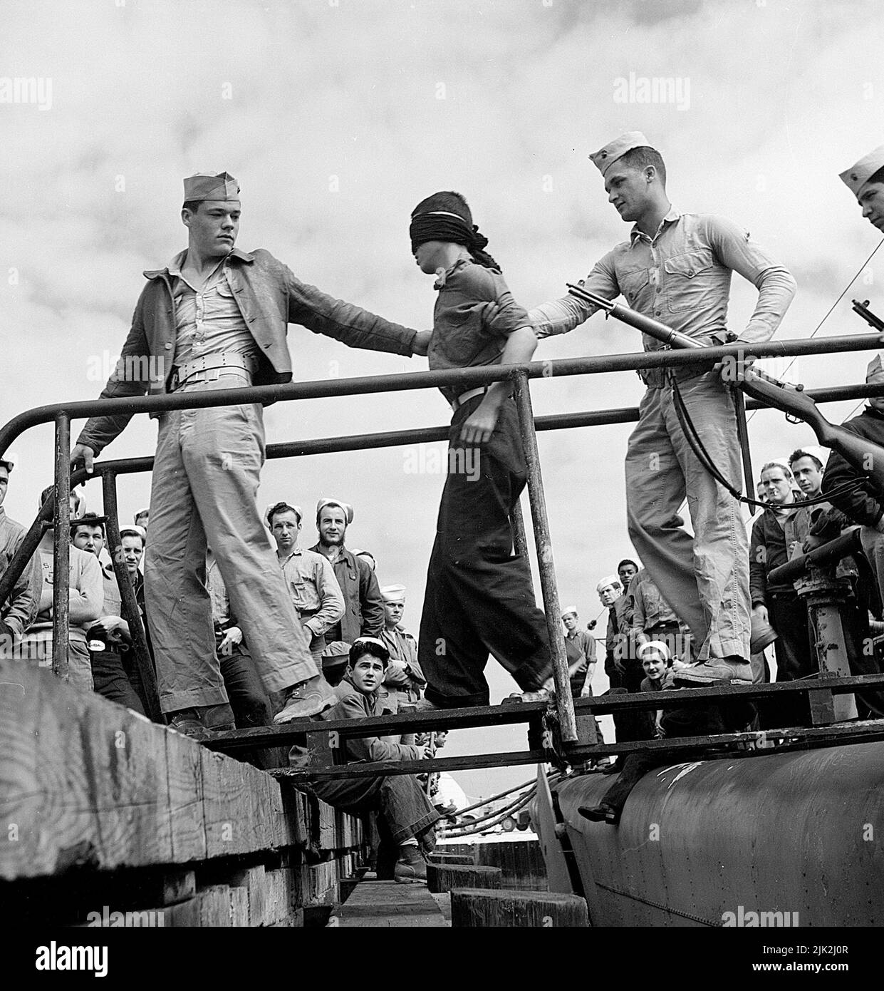 Les Marines déchargeant des prisonniers de guerre japonais d'un sous-marin sont retournées d'une patrouille de guerre Banque D'Images