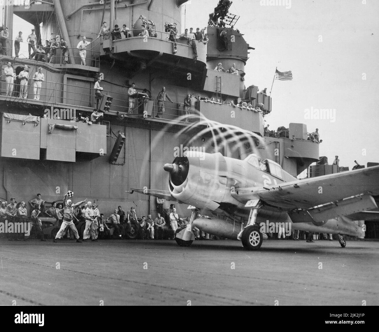 Un Hellcat Grumman F6F sur l'USS Yorktown. La condensation autour des extrémités du propulseur crée un motif de nuage en spirale Banque D'Images