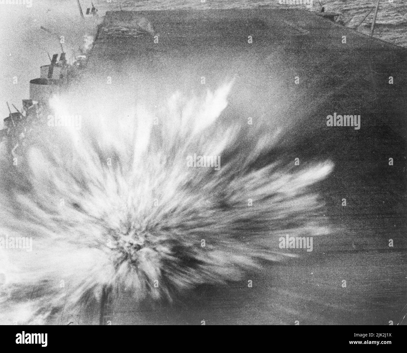 Photo prise lors d'une attaque japonaise sur l'USS Enterprise, dans l'après-midi du 24 août 1942. La bombe japonaise a frappé le pont de vol du porte-avions. L'image frappante montre le moment où la bombe explose. Malheureusement, le photographe a perdu la vie en prenant des photos. Banque D'Images