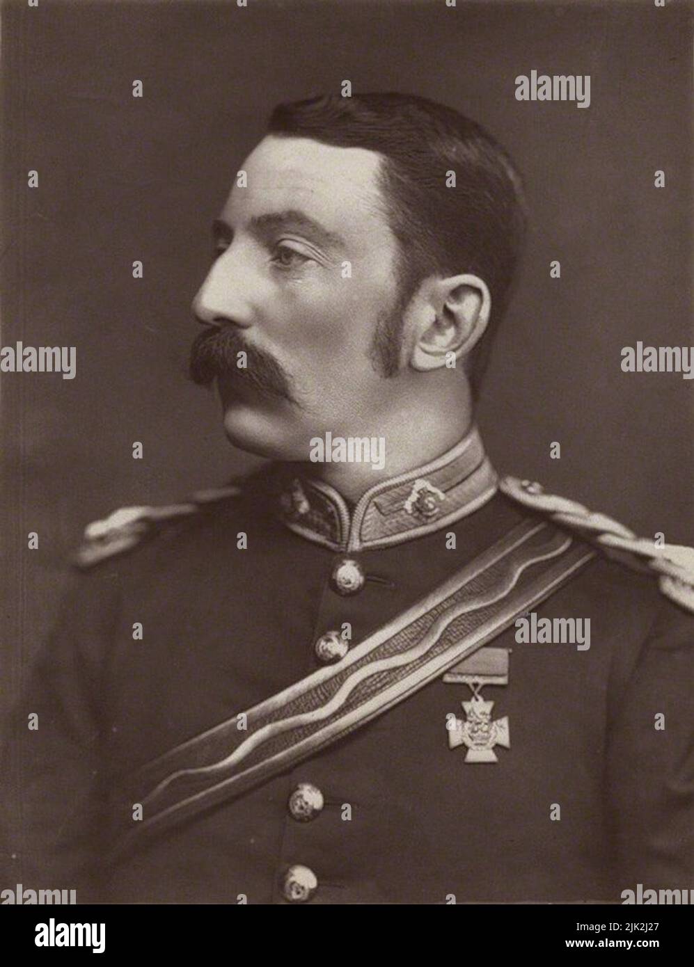 Le lieutenant John Rouse Merriott Chard (1847-1897) qui commandait des troupes stationnées à la dérive de Rorke pendant les guerres anglo-zoulou en janvier 1879, où il remporta un VC (qu'il porte sur cette image) Banque D'Images