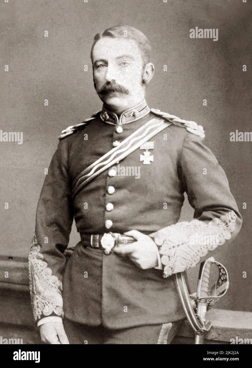 Le lieutenant John Rouse Merriott Chard (1847-1897) qui commandait des troupes stationnées à la dérive de Rorke pendant les guerres anglo-zoulou en janvier 1879, où il remporta un VC. Ici, il est lieutenant-colonel et il est en train d'hurler son VC. Banque D'Images