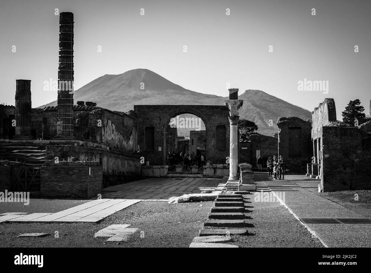 Forum emblématique dans l'ancienne ville de Pompéi, le Vésuve en arrière-plan, le sud de l'Italie Banque D'Images