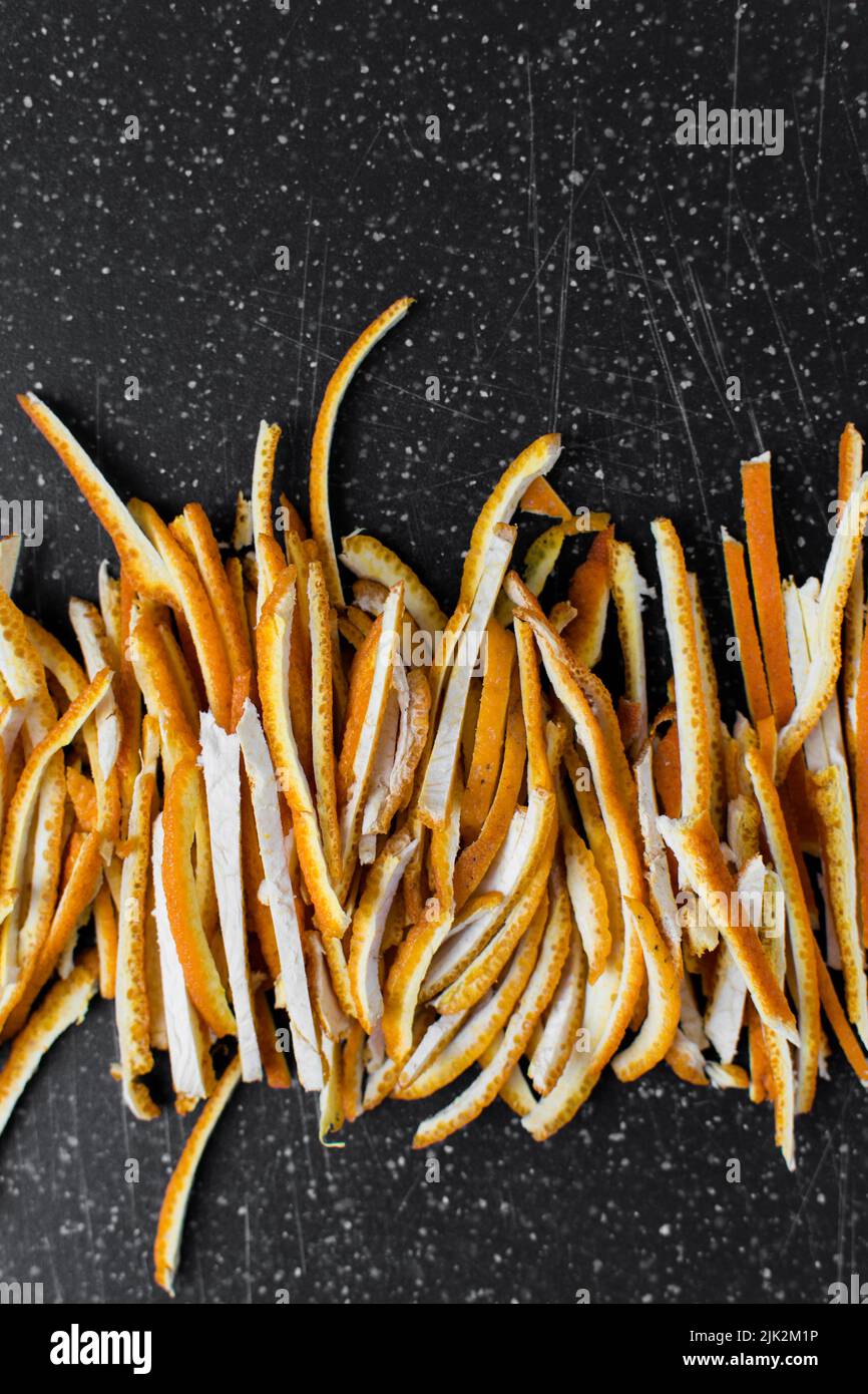 Orange rind finement tranché, juliened orange rind sur planche à découper, peau d'orange Banque D'Images