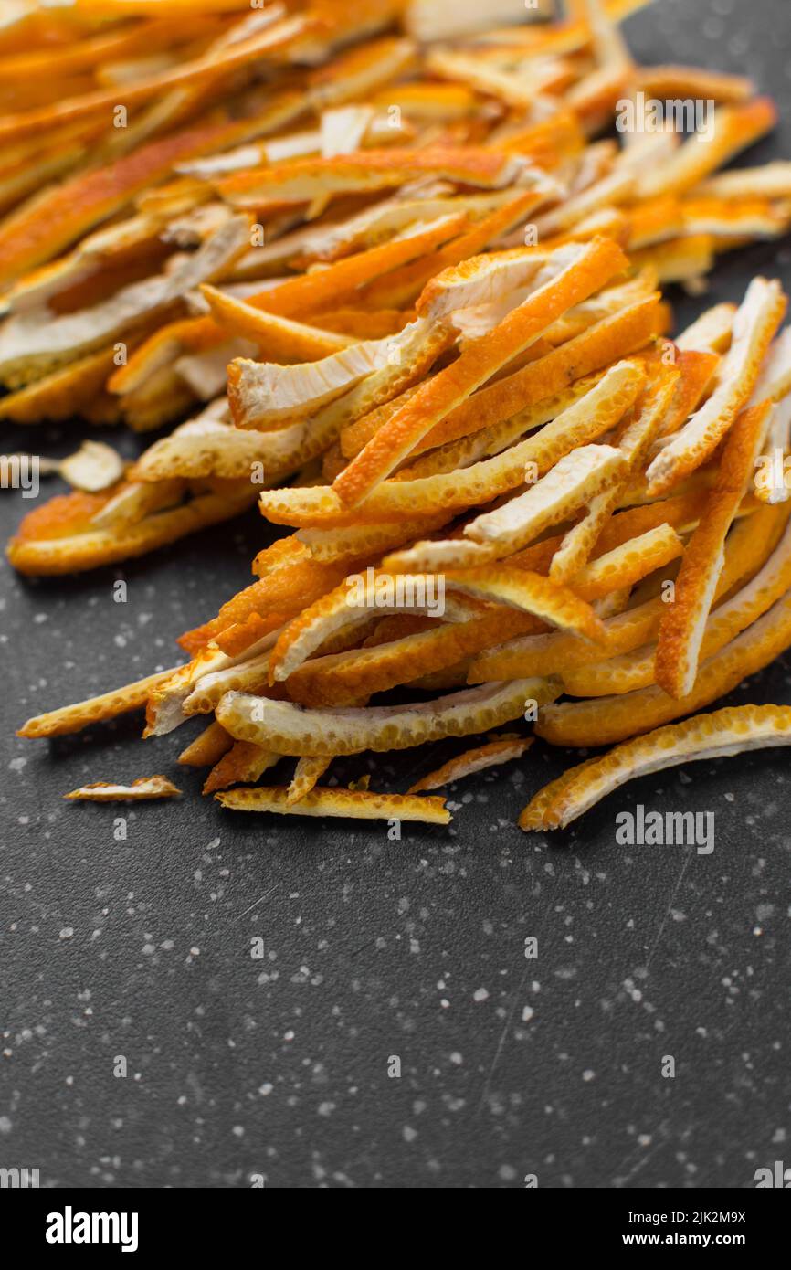 Orange rind finement tranché, juliened orange rind sur planche à découper, peau d'orange Banque D'Images