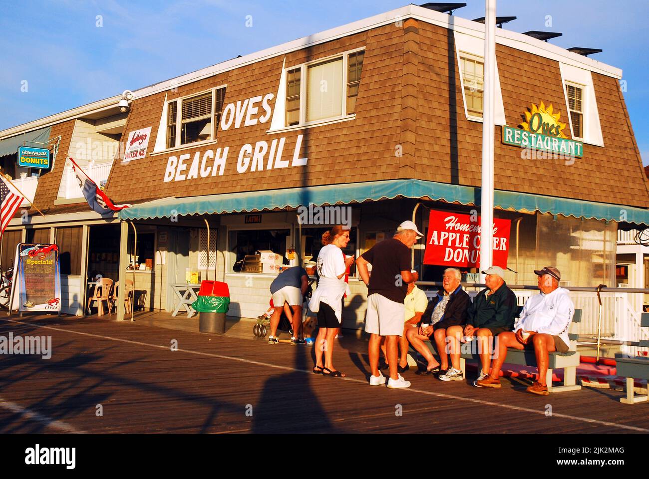 Un groupe de personnes âgées se reposent sur un banc sur la promenade Ocean Beach, New Jersey, le jour de l'été Banque D'Images
